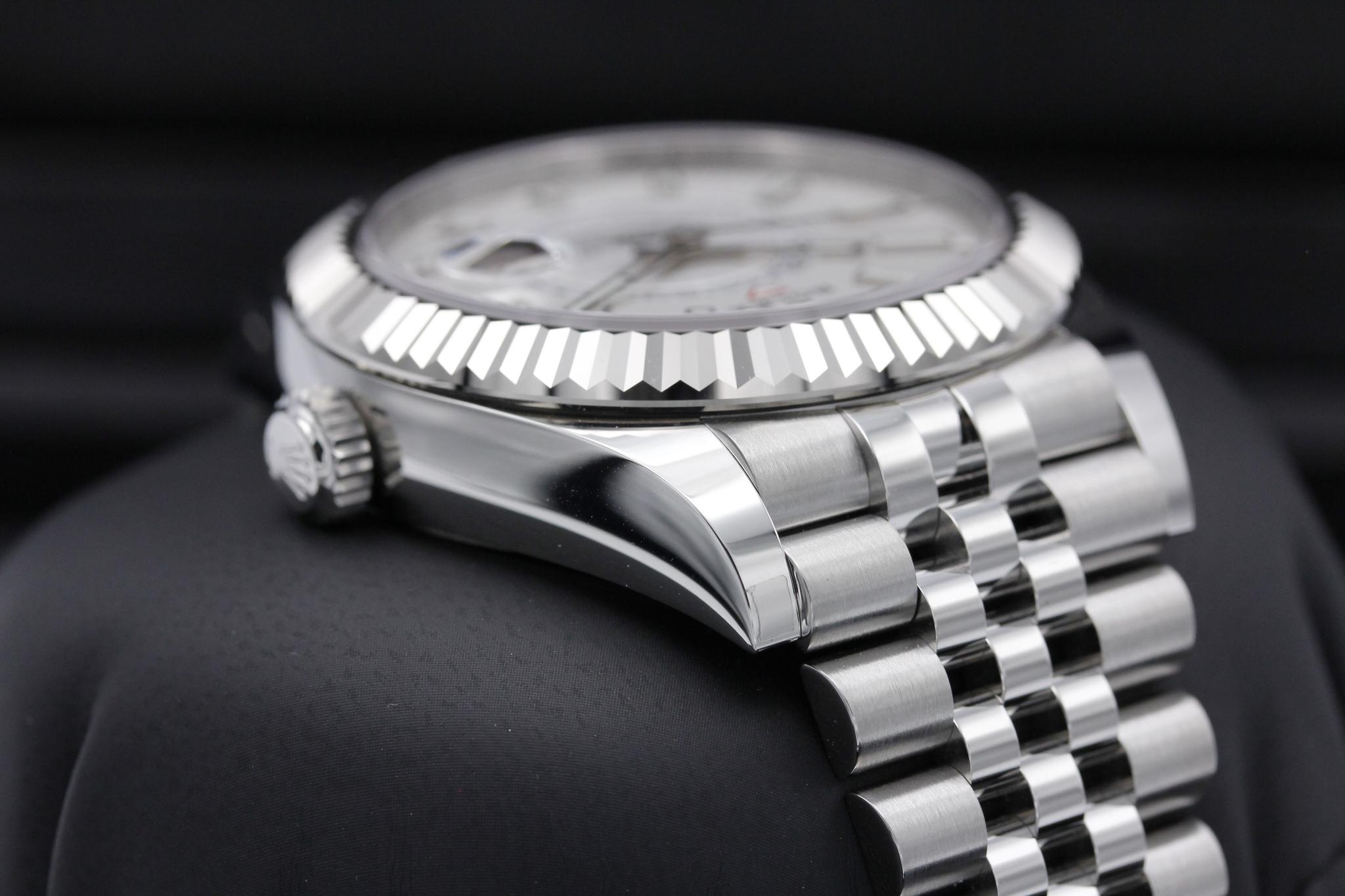 Watch Image 4
