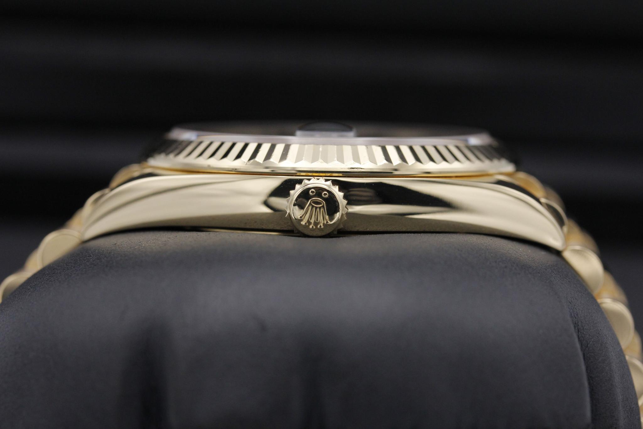 Watch Image 3