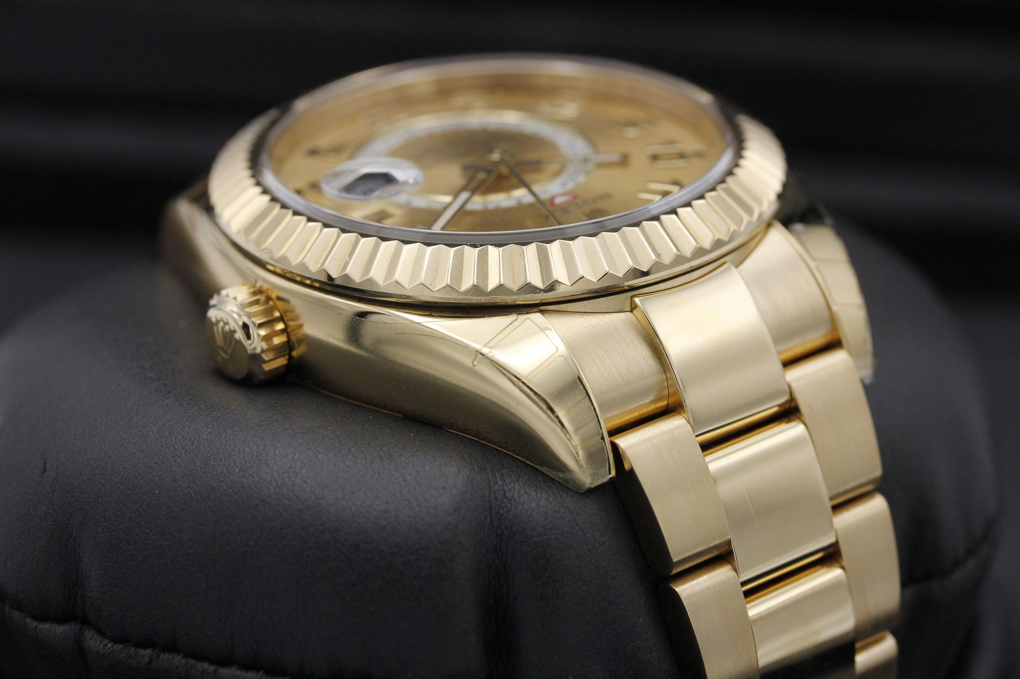 Watch Image 4