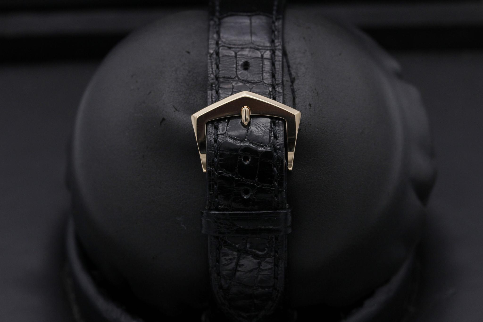 Watch Image 10