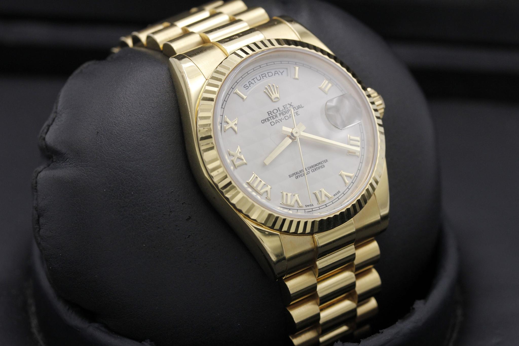 Watch Image 12