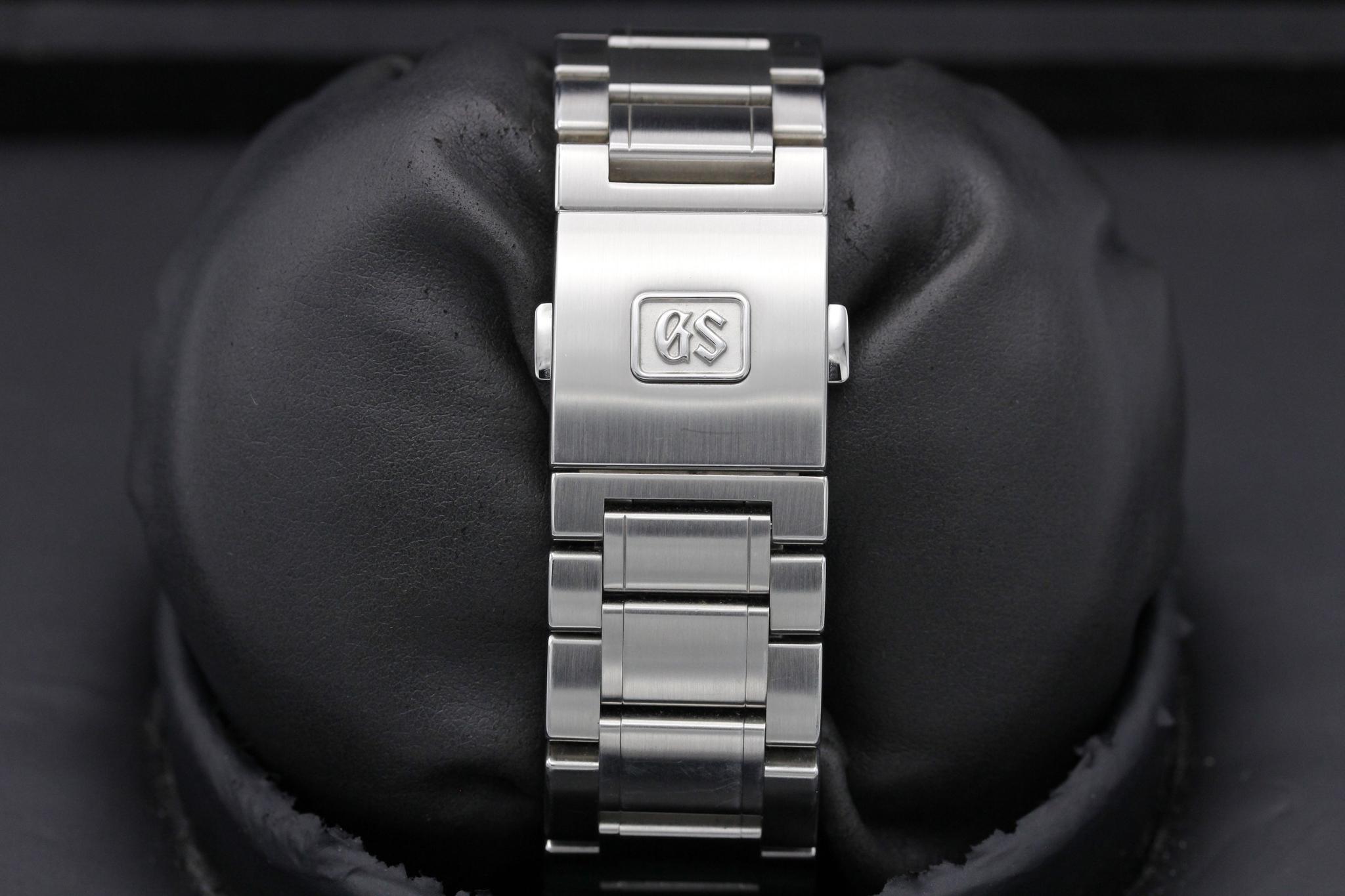 Watch Image 7