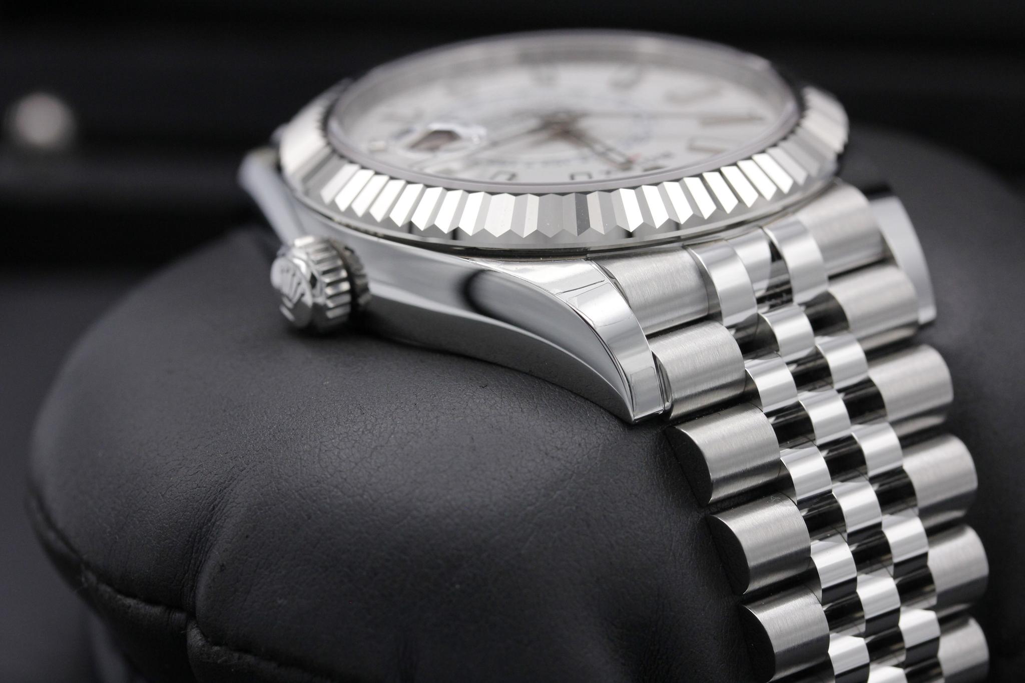 Watch Image 4
