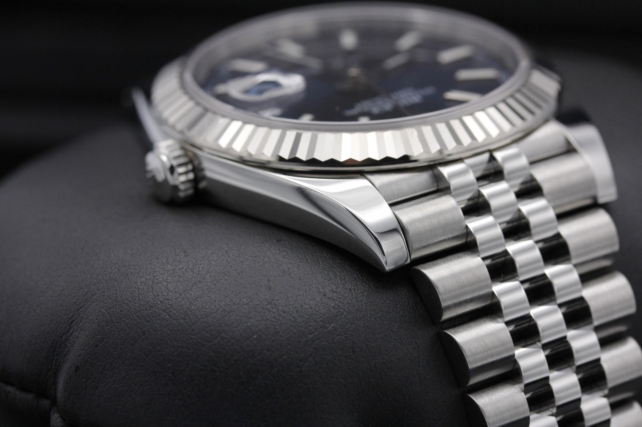 Watch Image 4