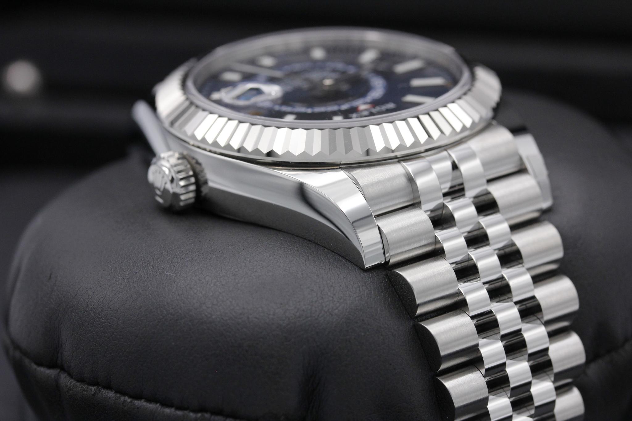 Watch Image 4