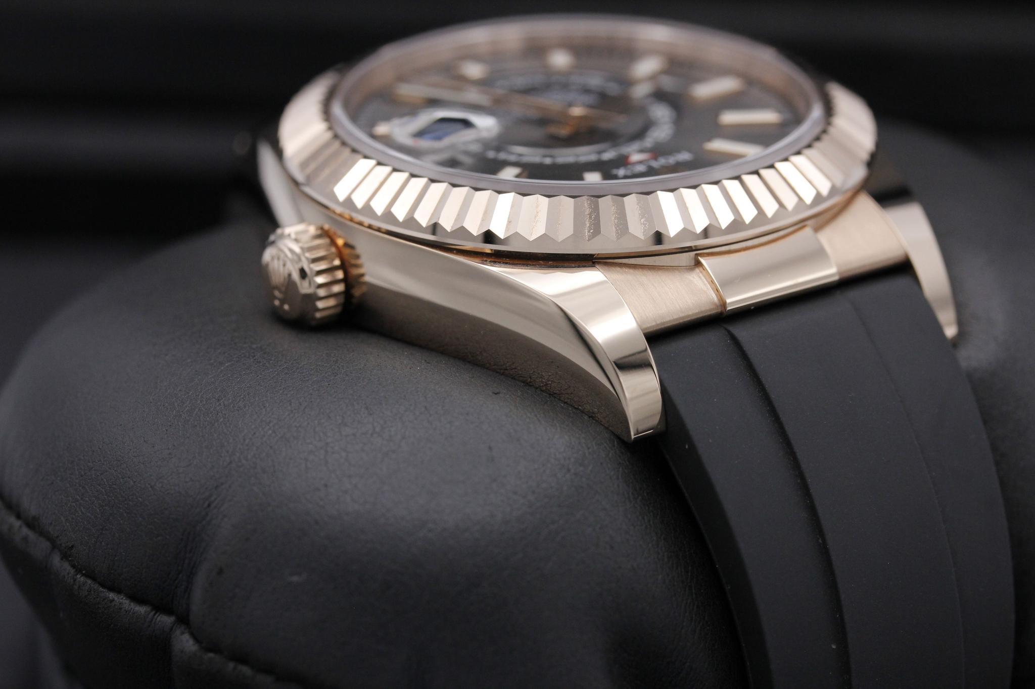 Watch Image 4
