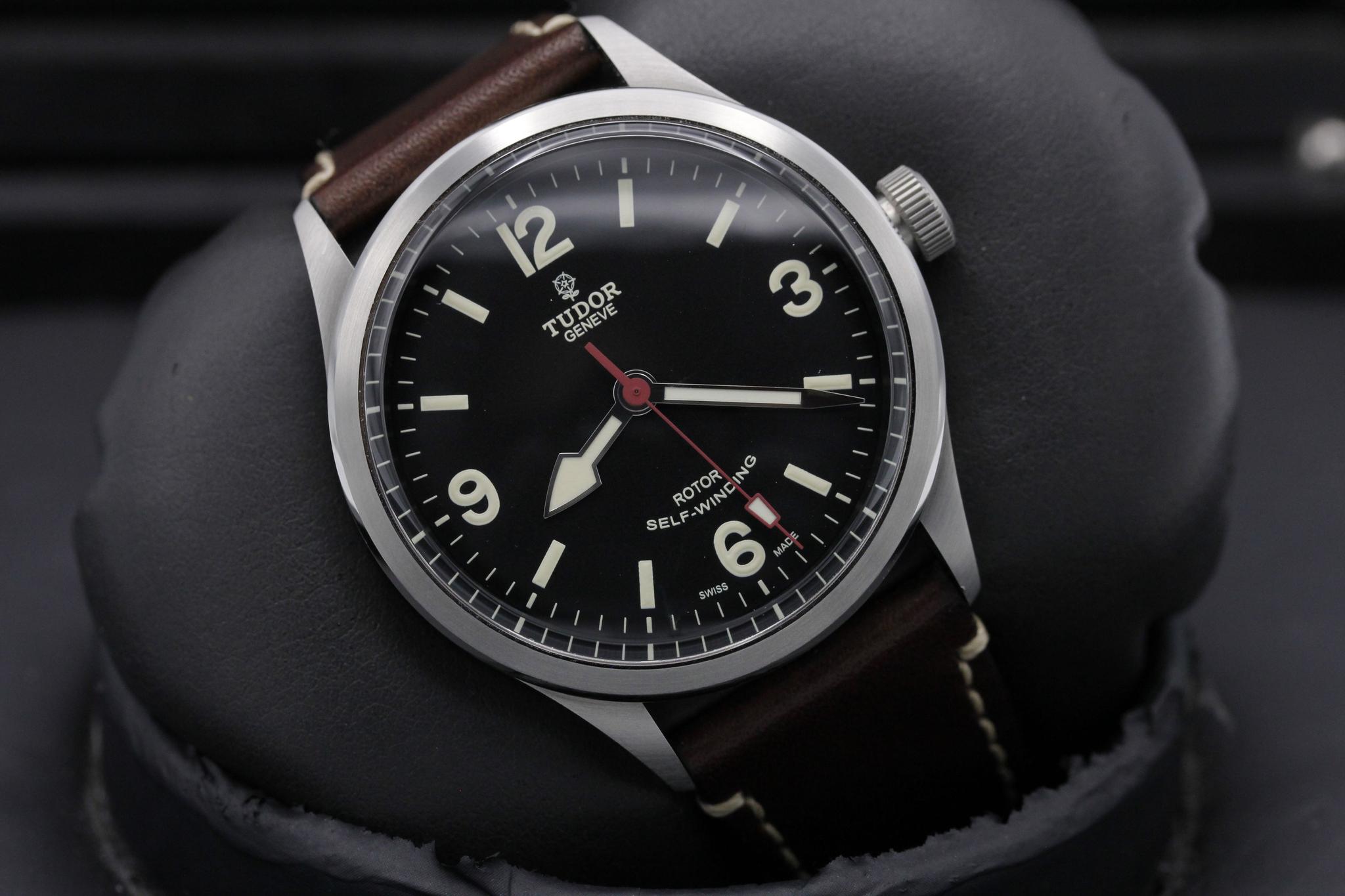 Watch Image 9