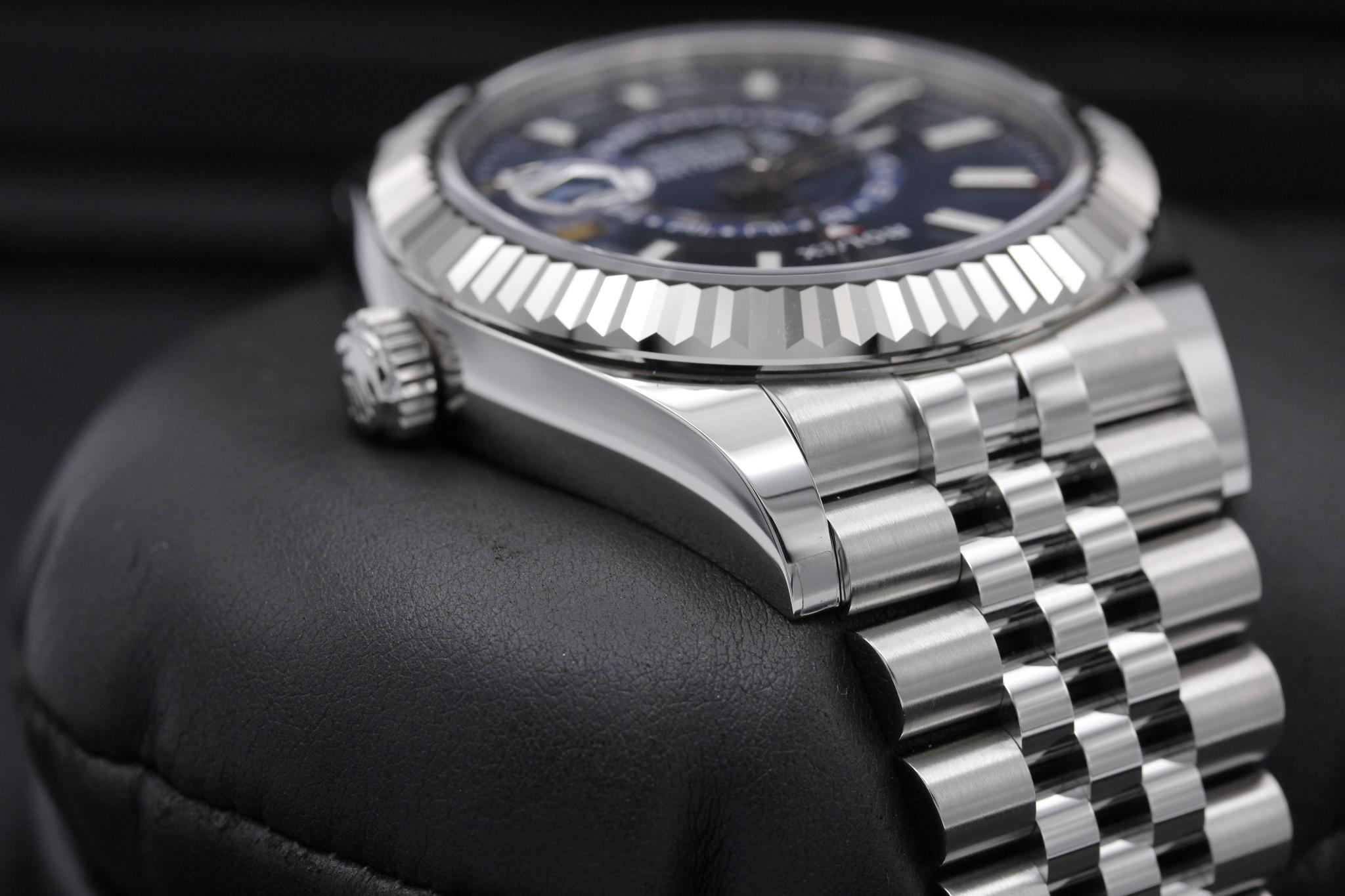 Watch Image 4