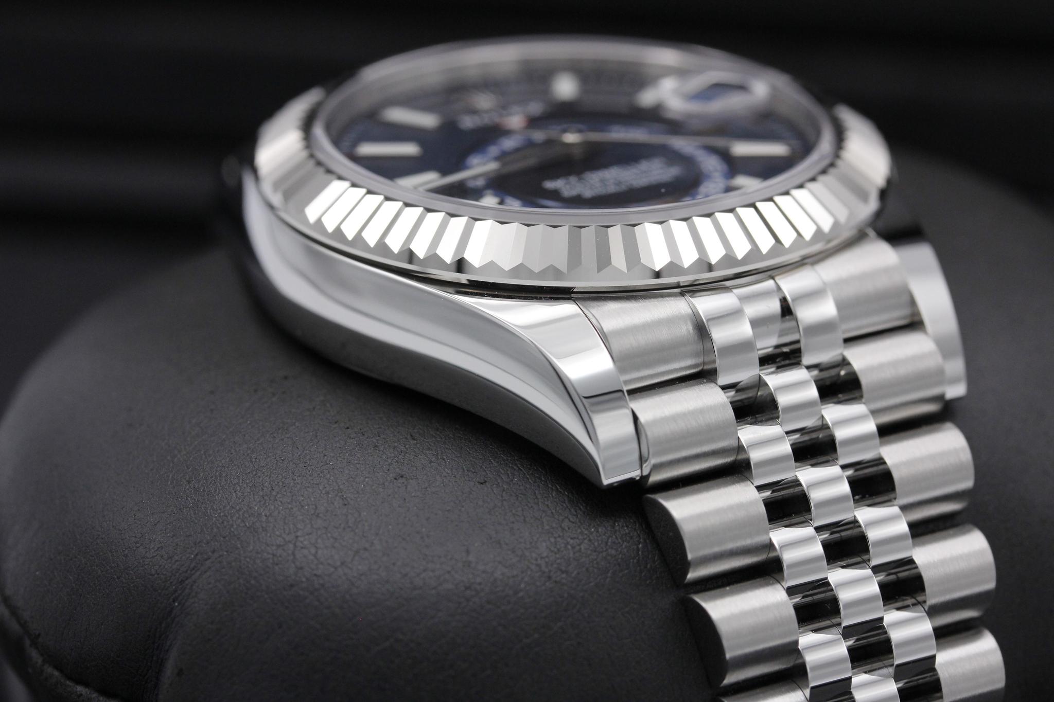 Watch Image 6
