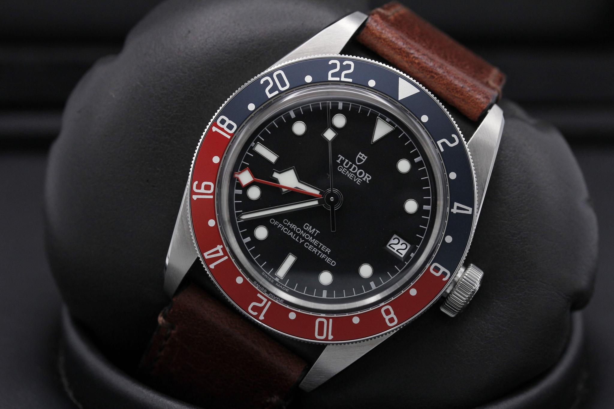 Watch Image 10