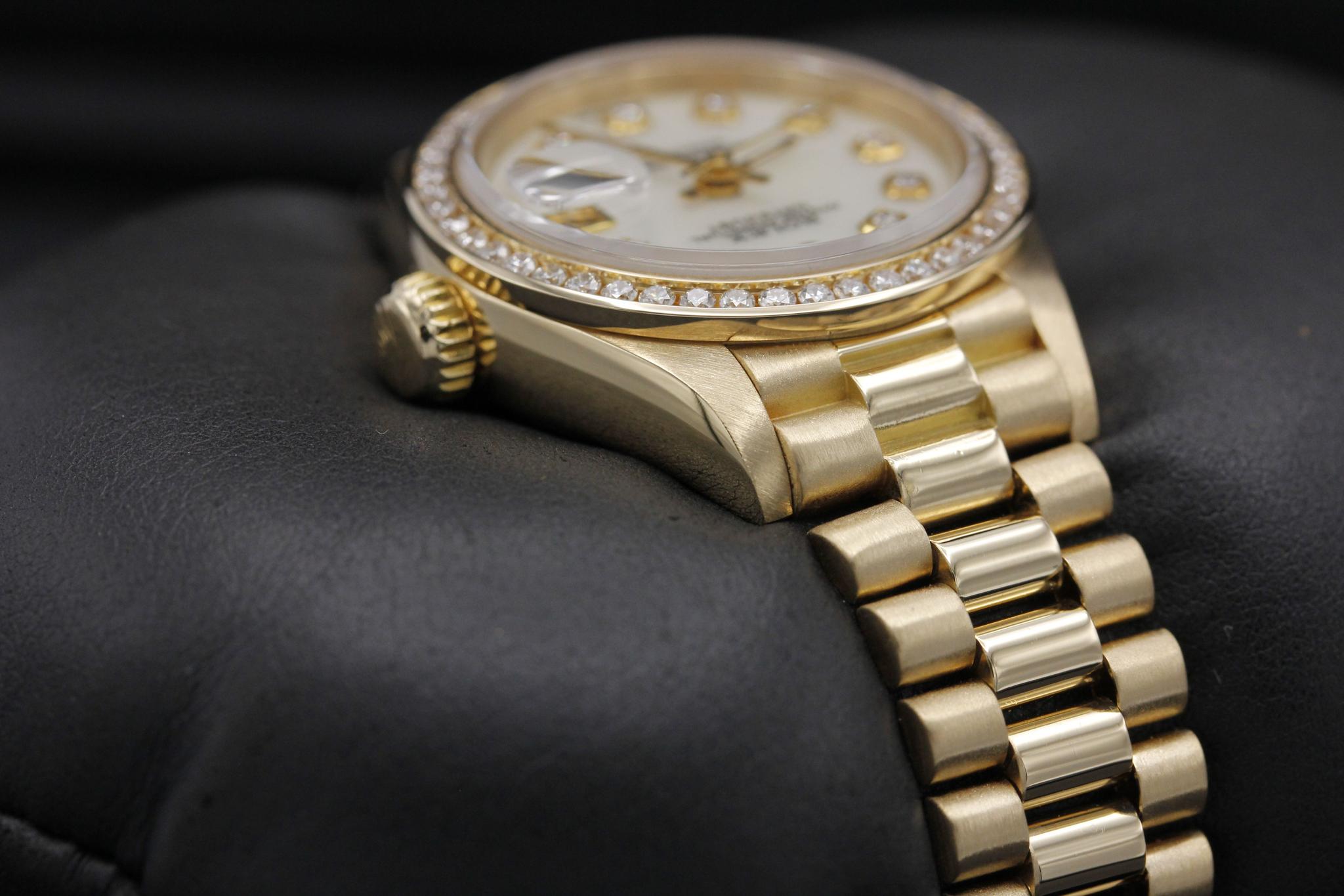 Watch Image 4