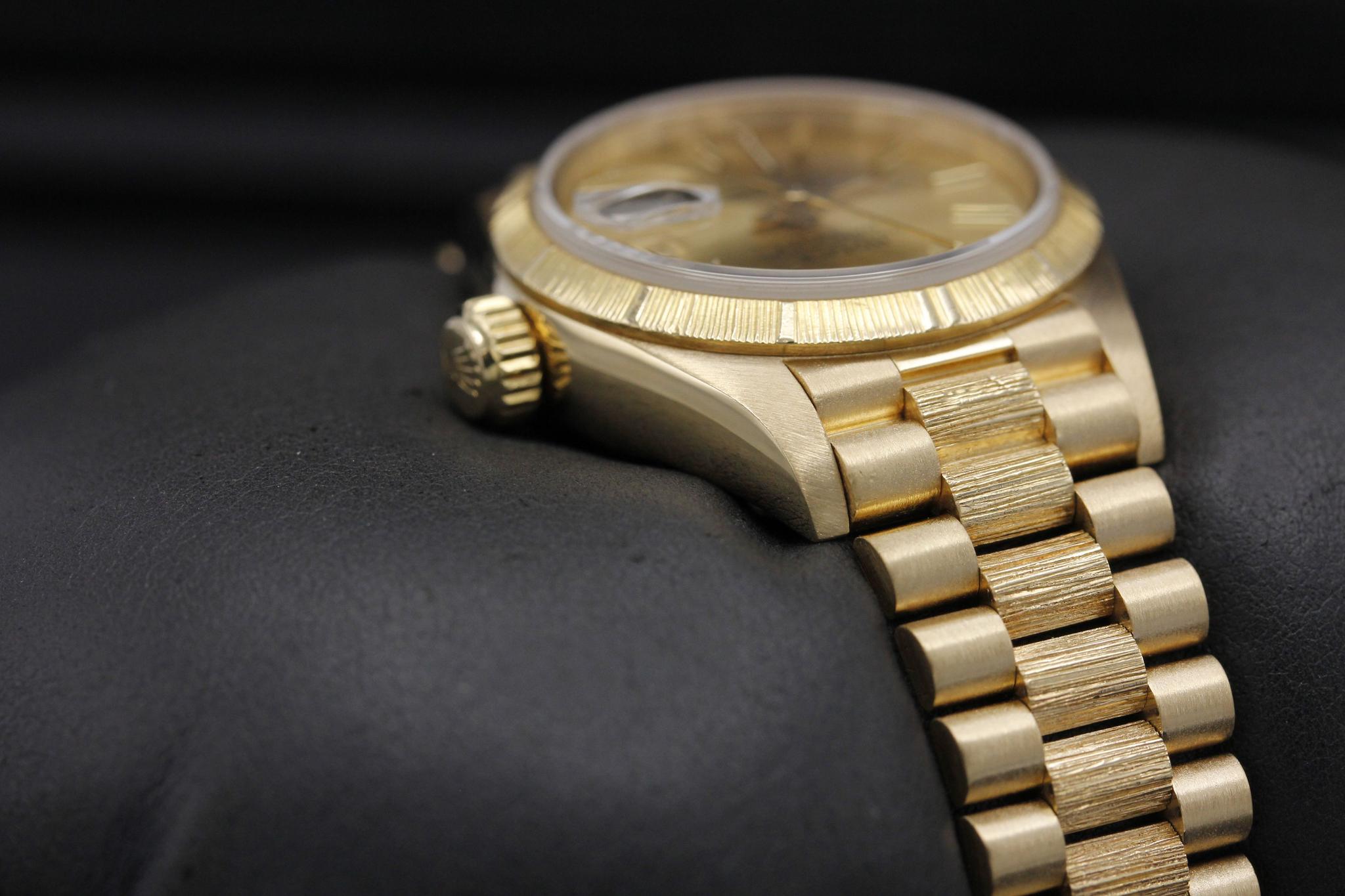 Watch Image 4
