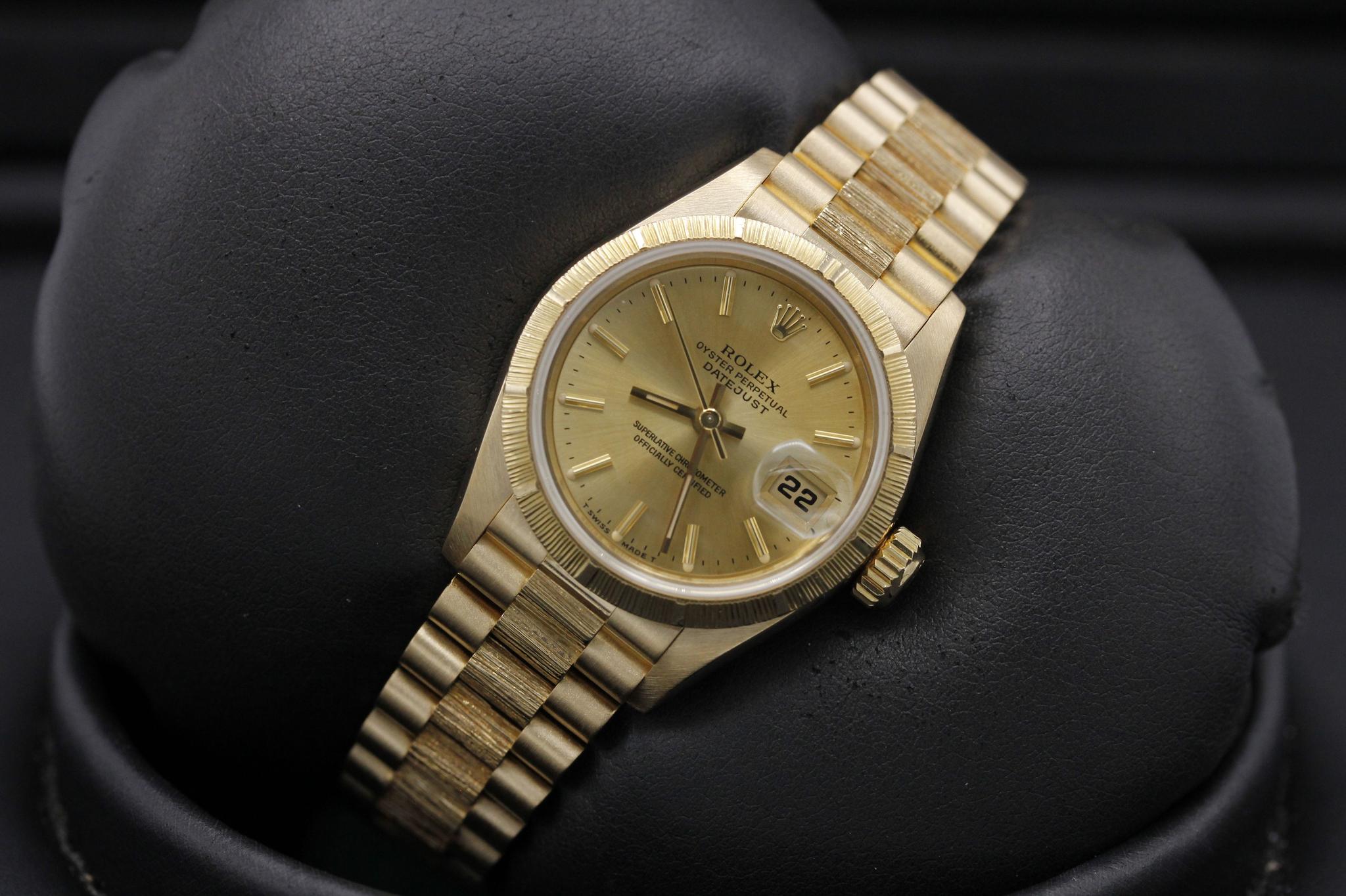 Watch Image 10