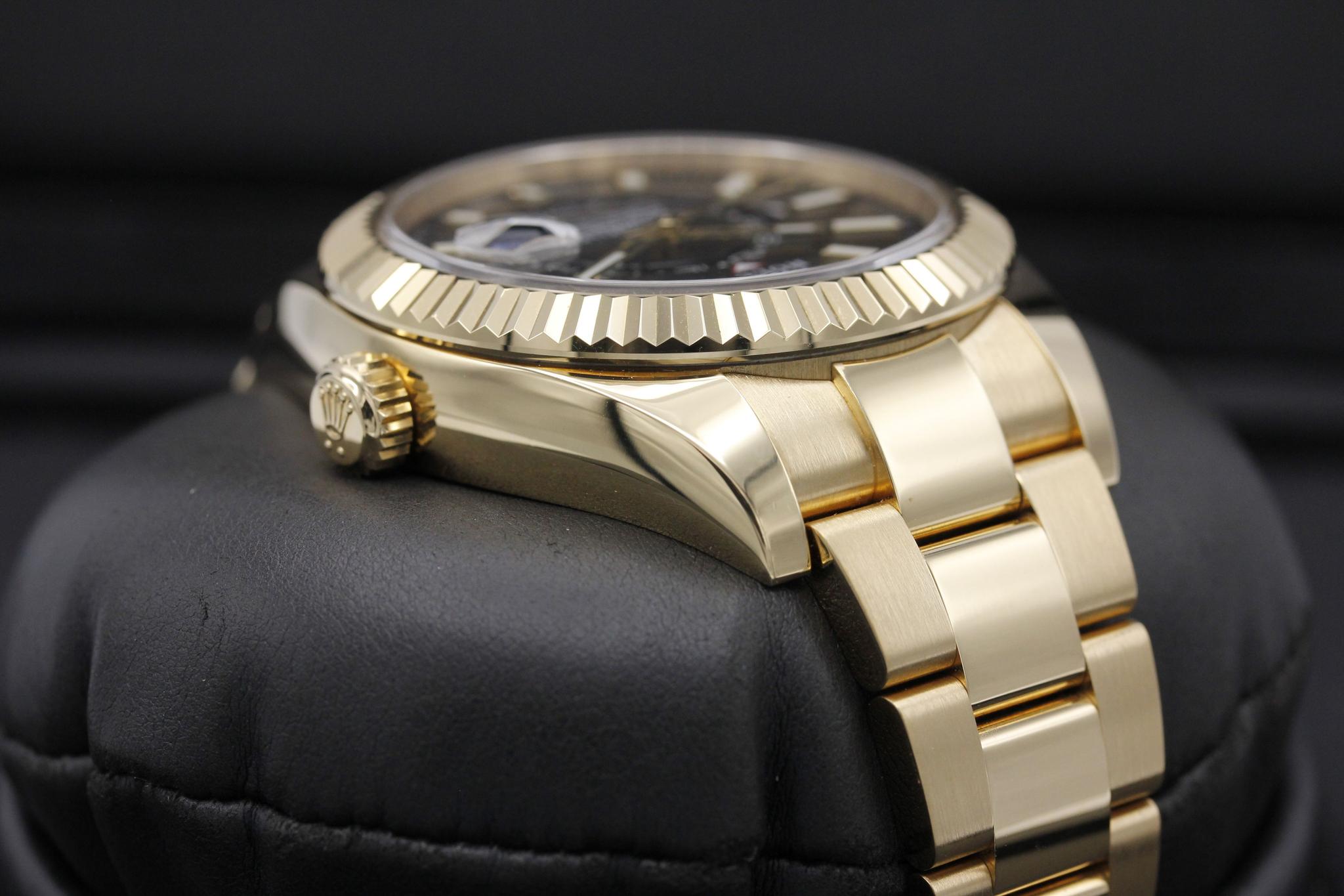 Watch Image 4