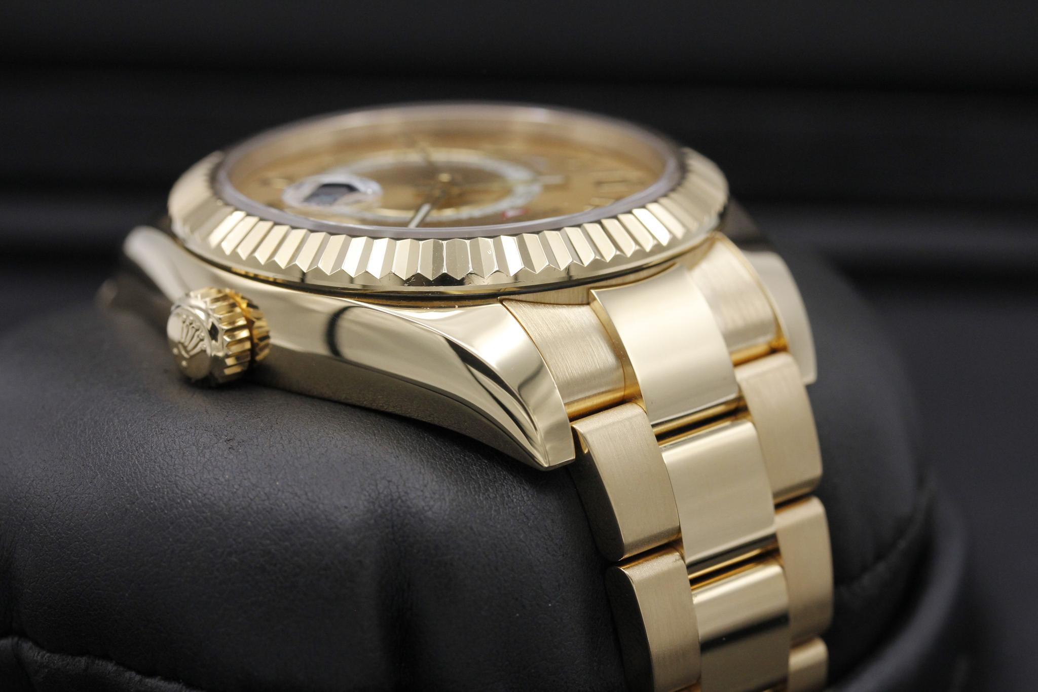 Watch Image 4