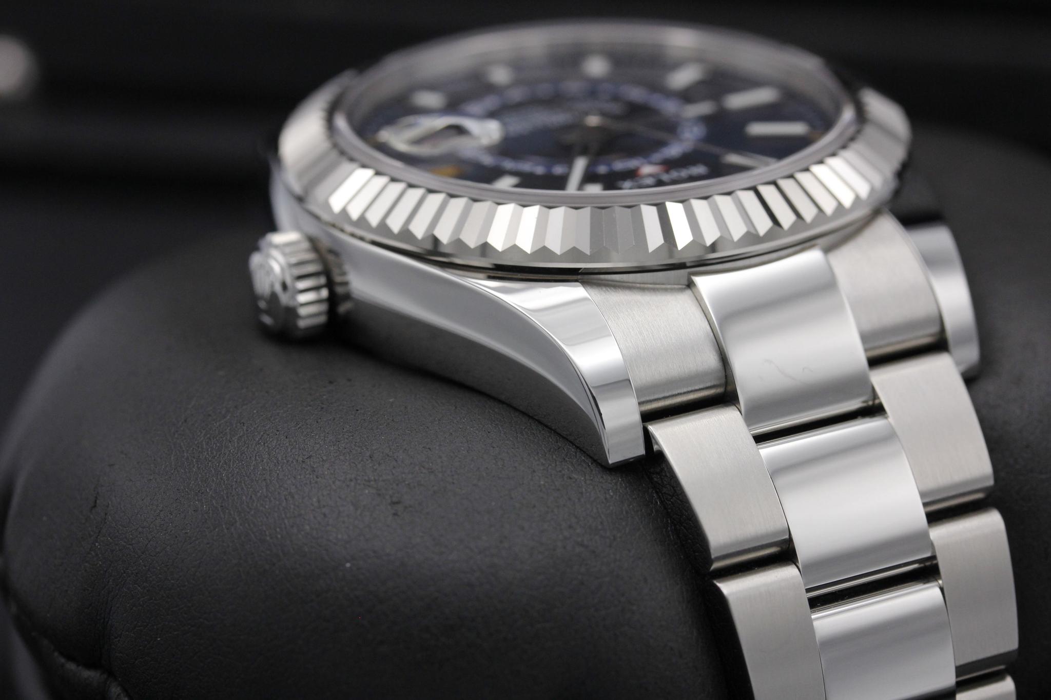 Watch Image 4