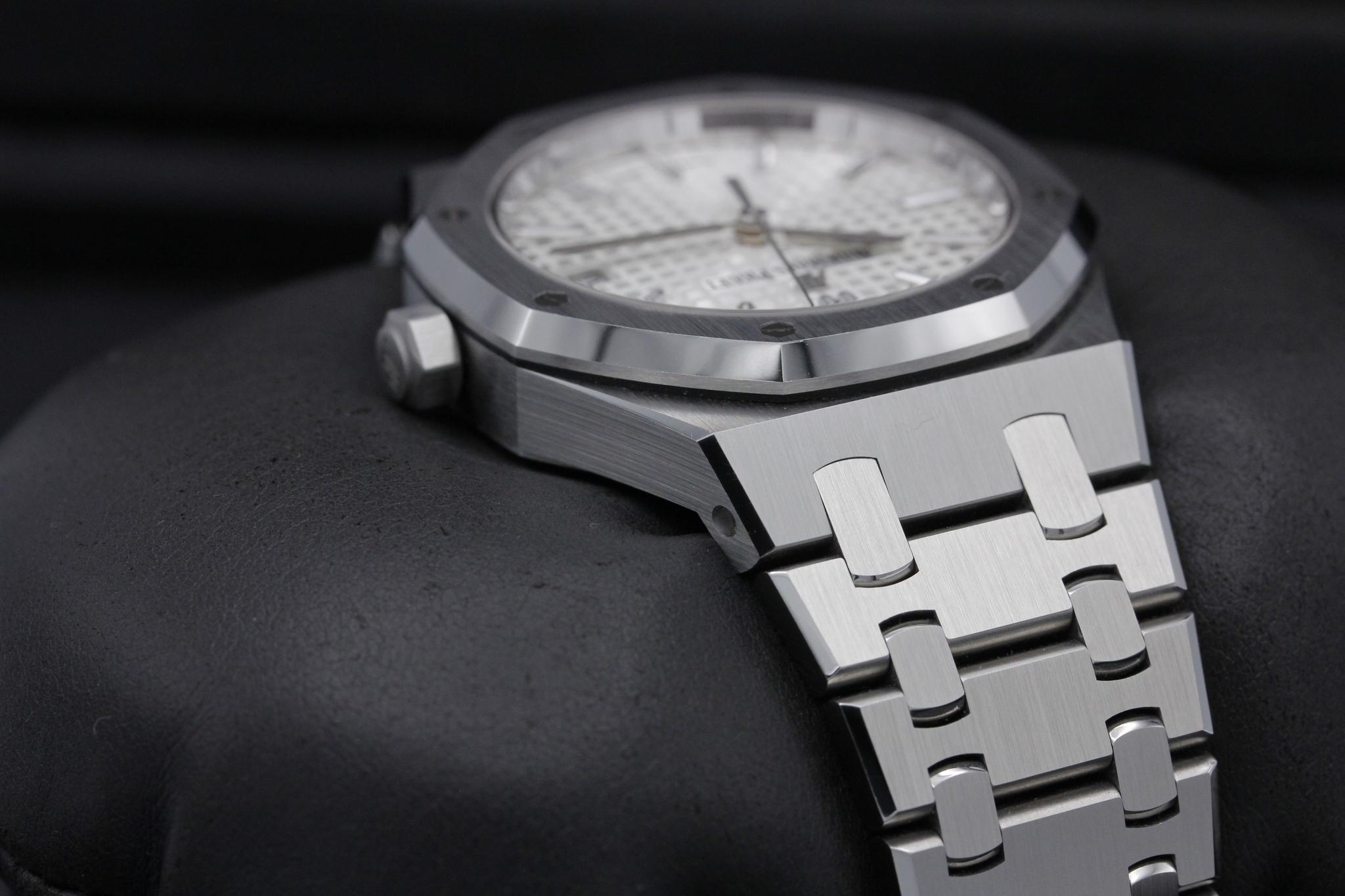 Watch Image 4