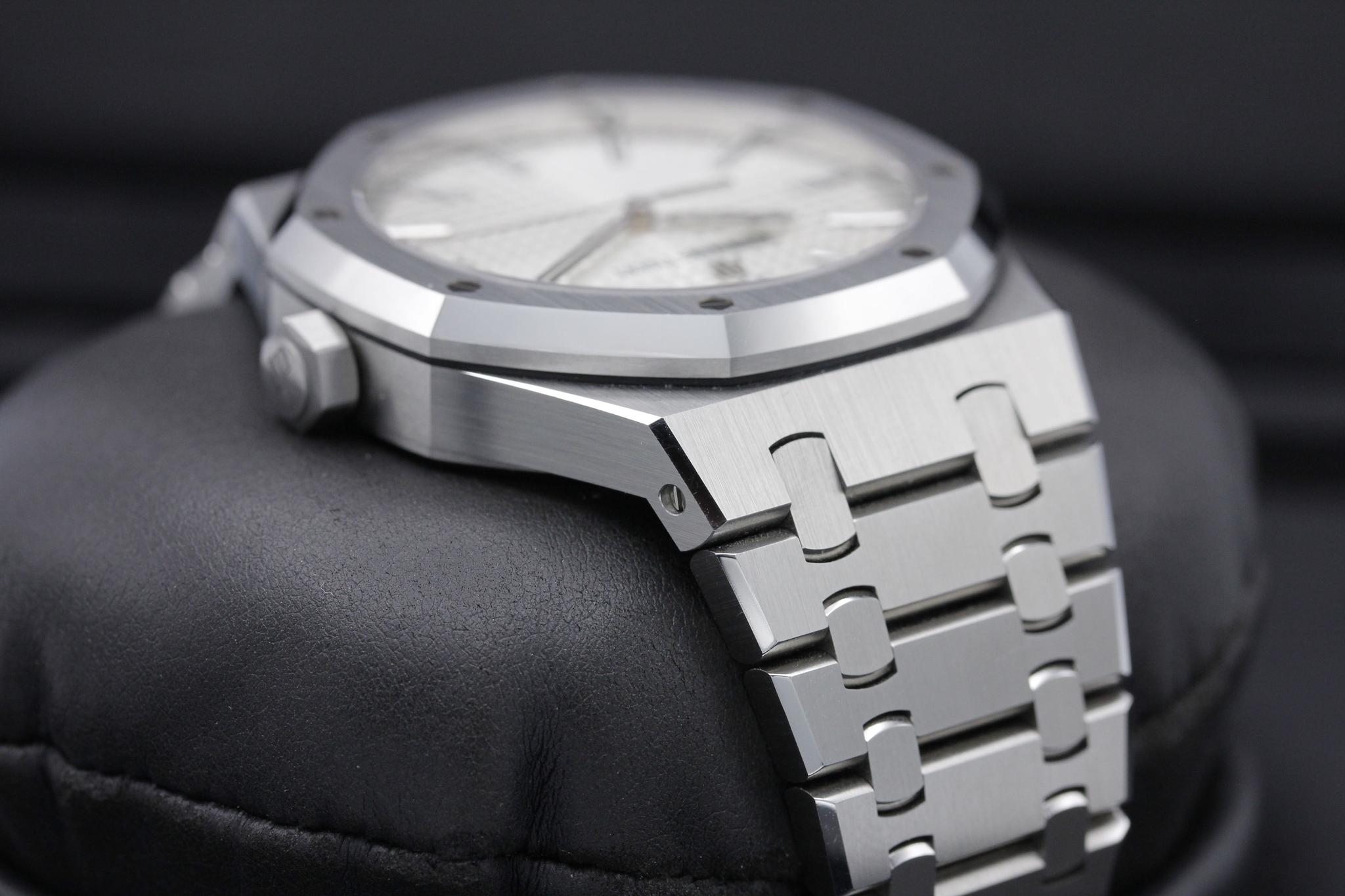 Watch Image 4