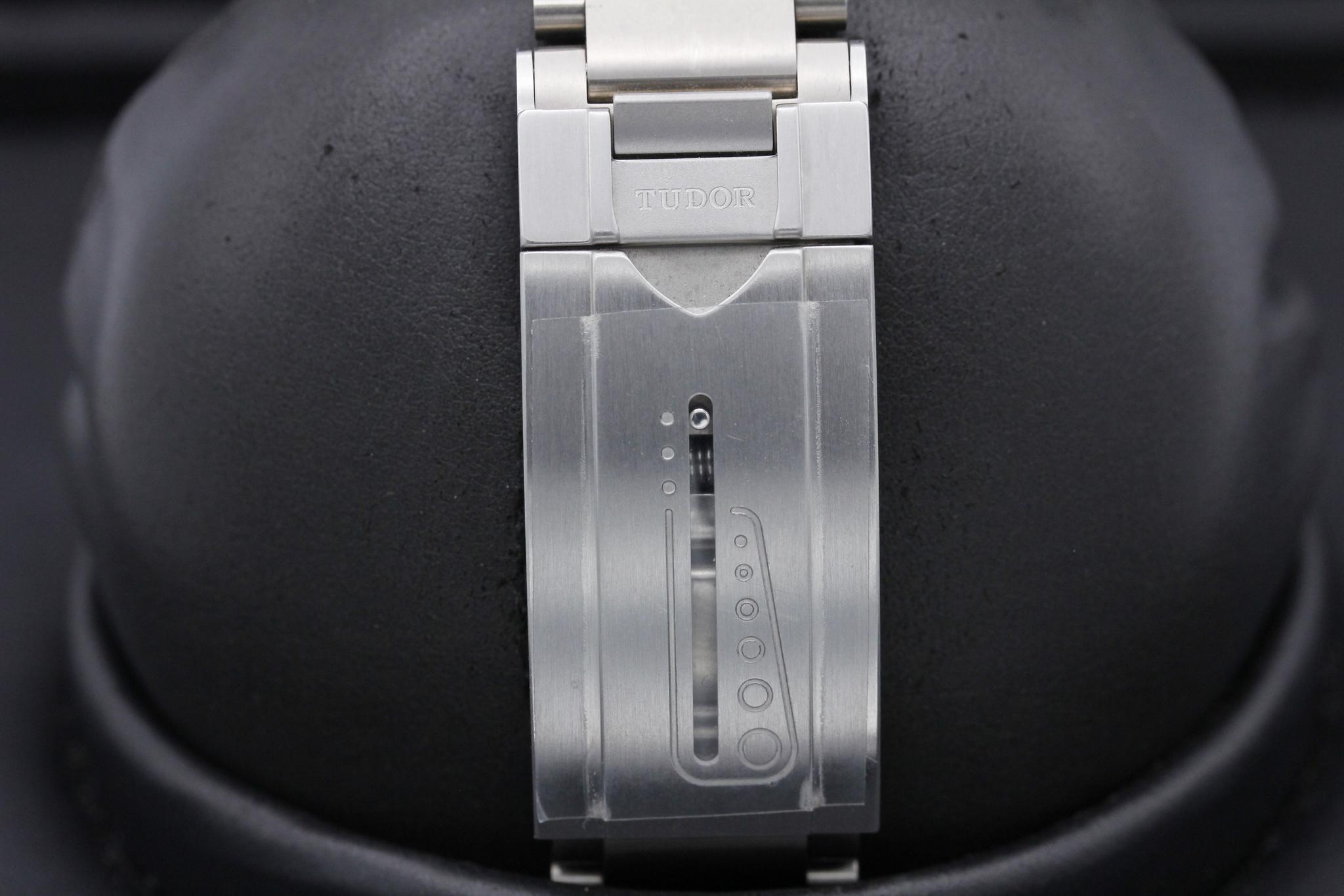 Watch Image 9
