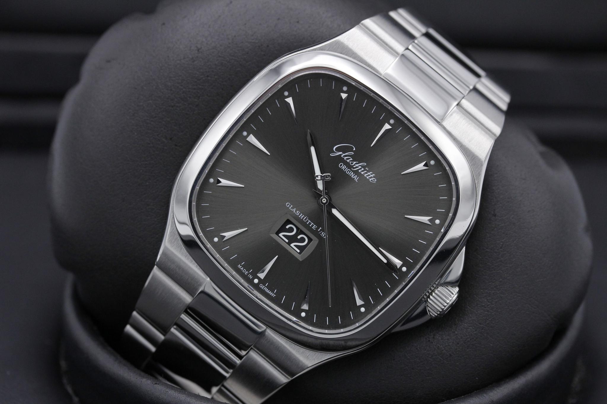 Watch Image 10