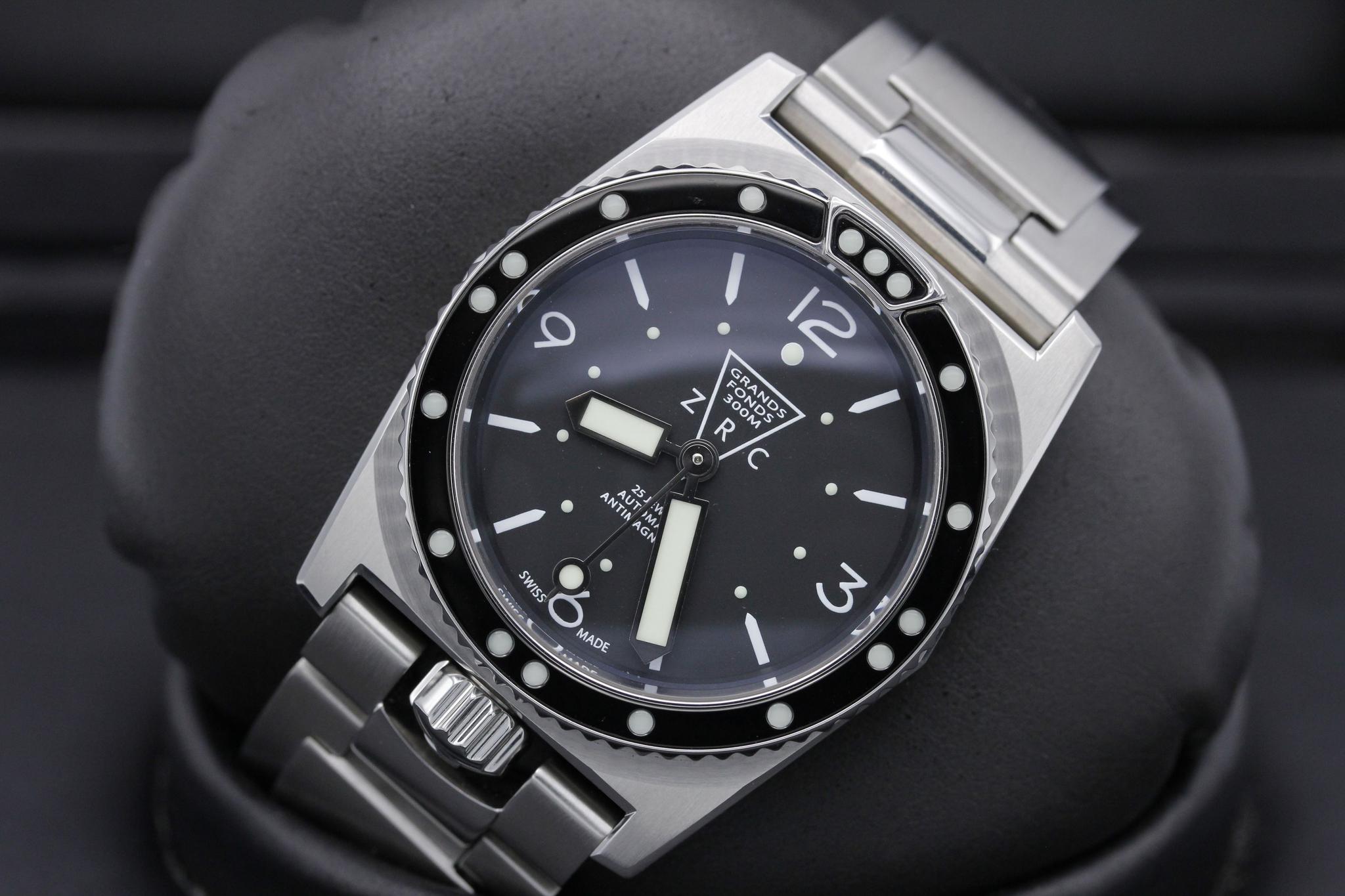 Watch Image 10