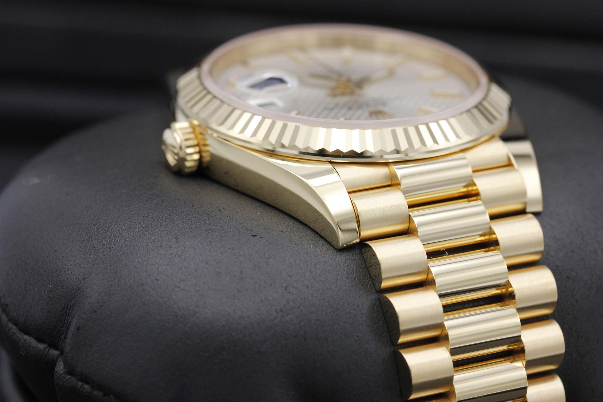Watch Image 4