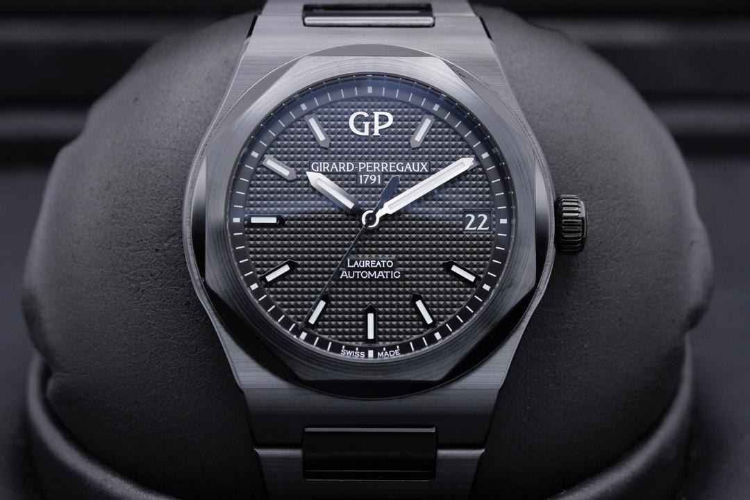 Girard Perregaux Laureato Ceramic 81010-32-631-32A