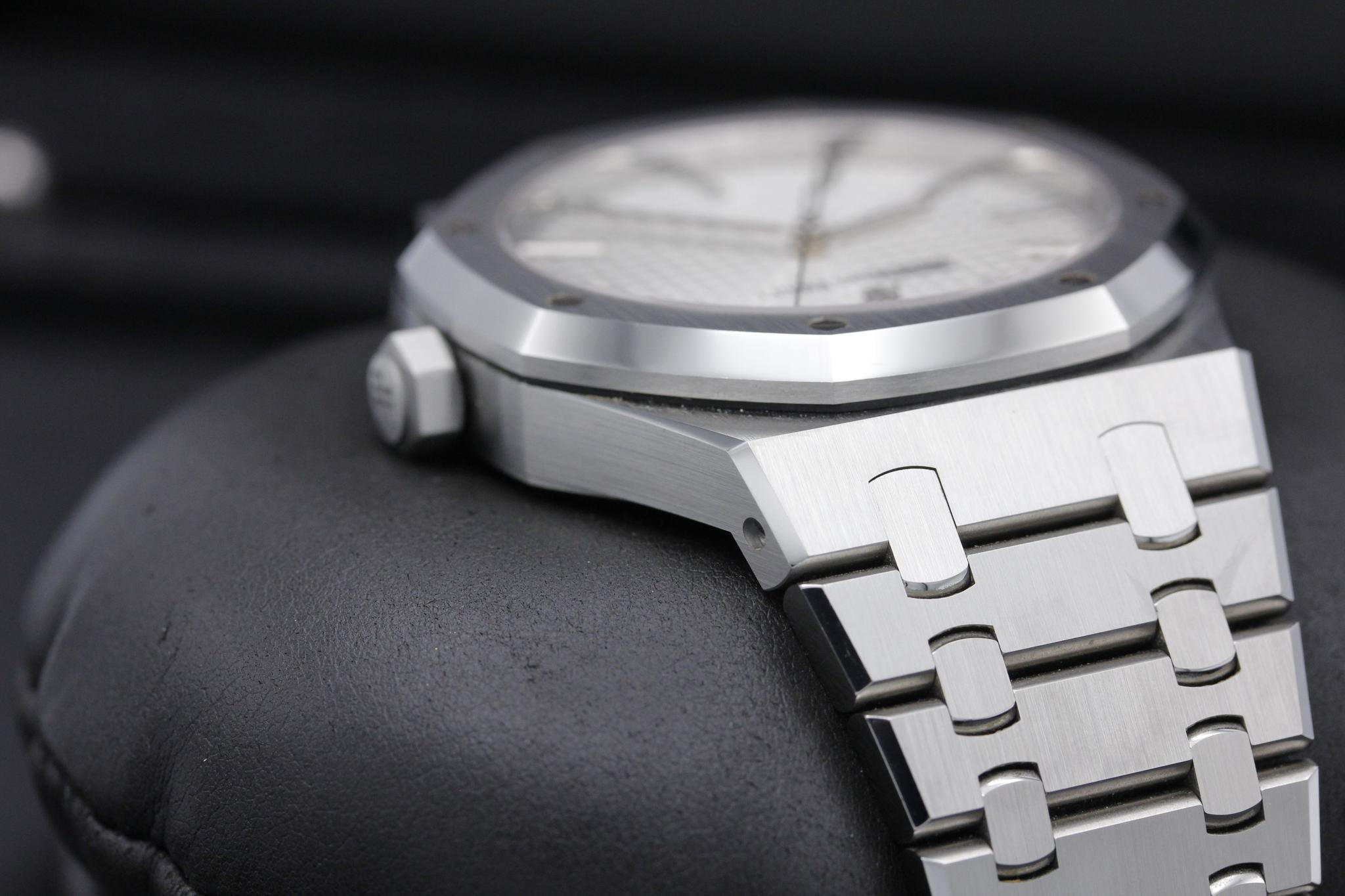Watch Image 4