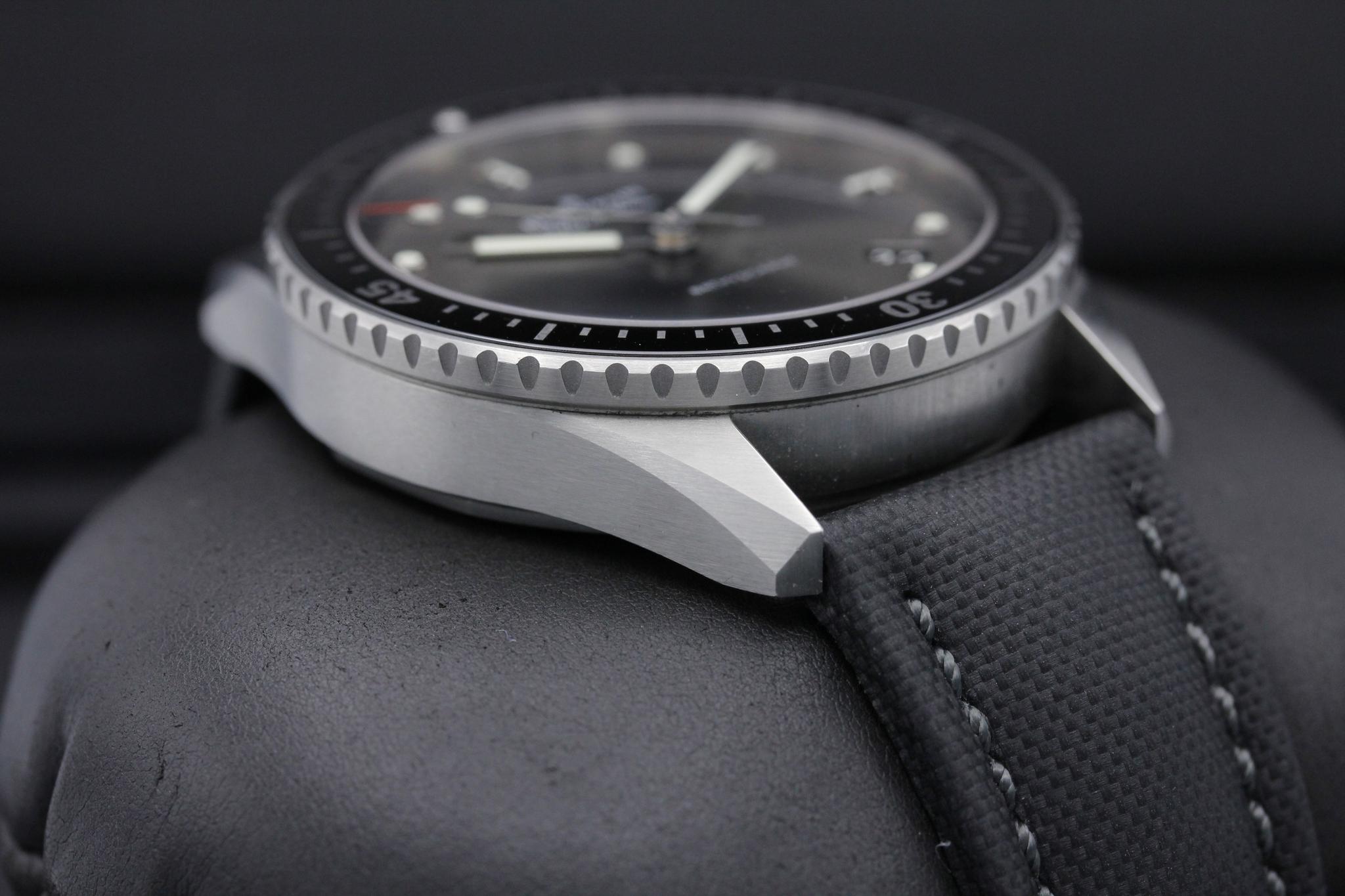 Watch Image 6