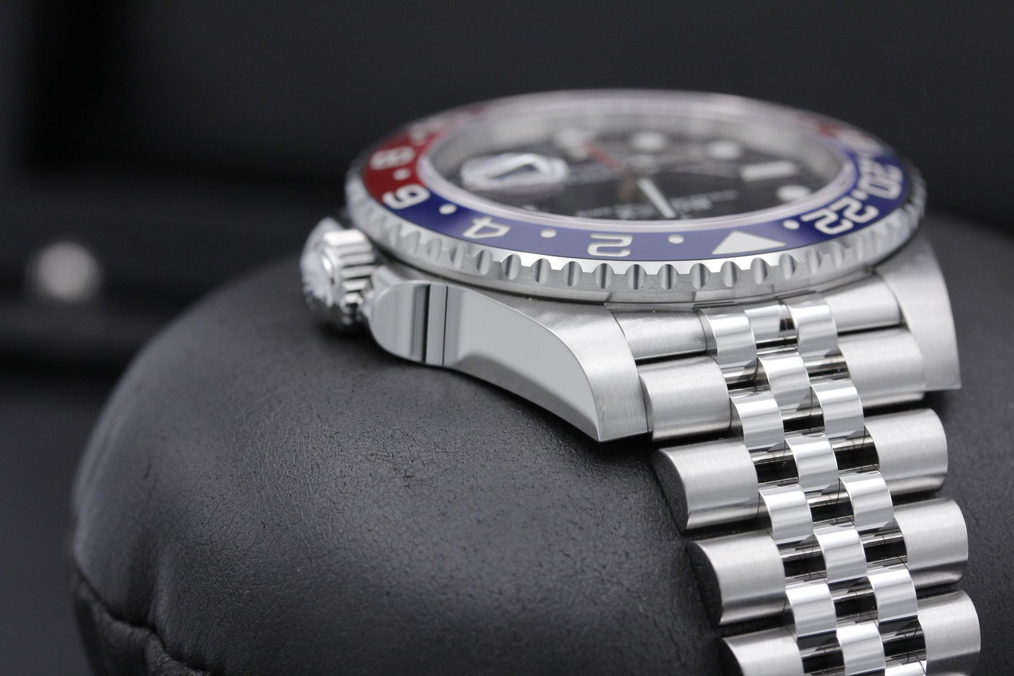 Watch Image 4