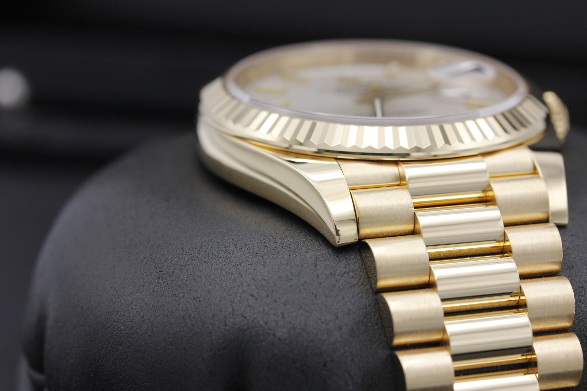 Watch Image 6