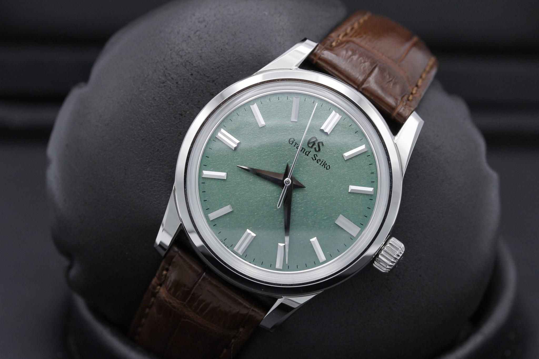 Watch Image 10