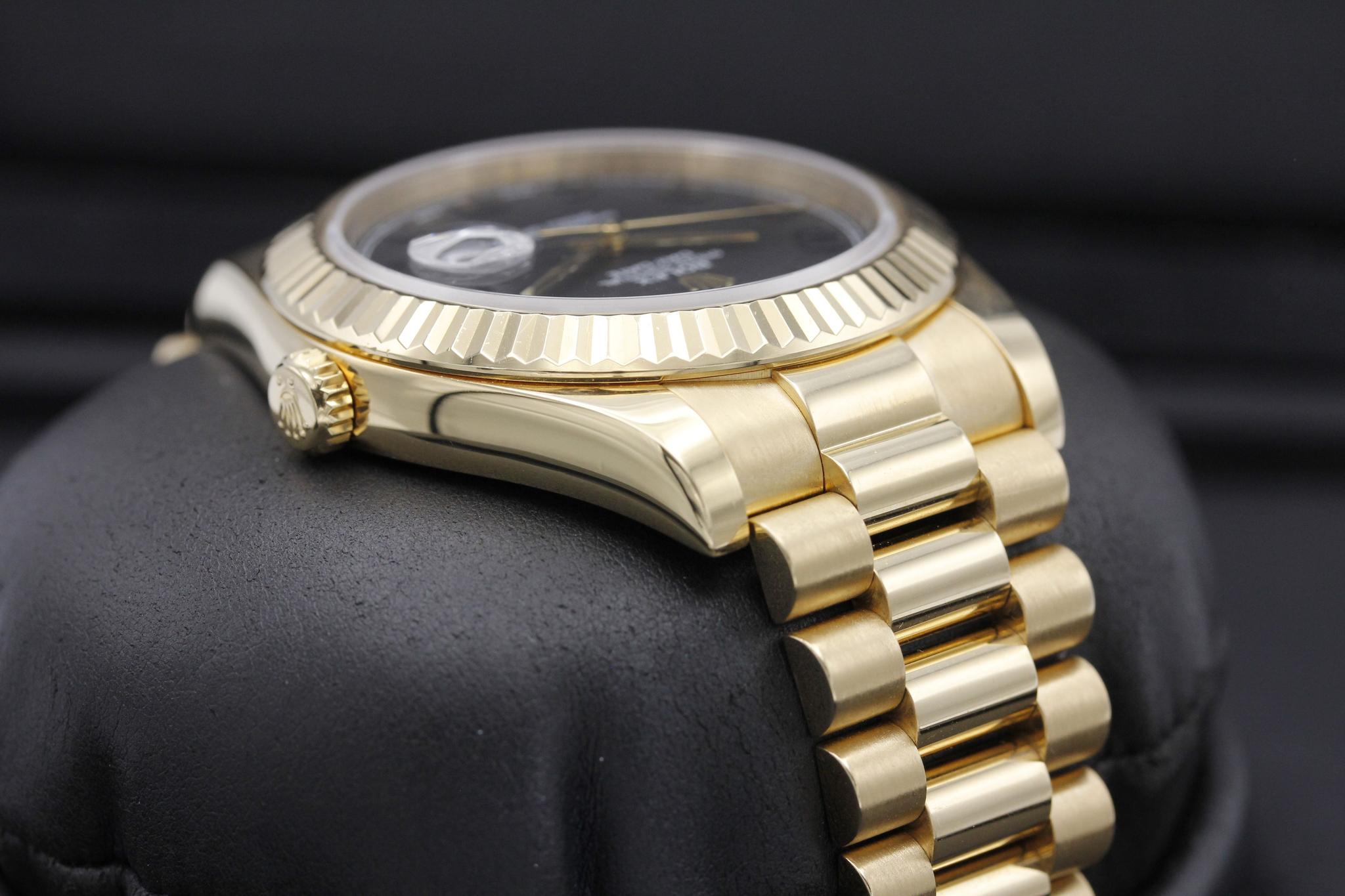 Watch Image 4