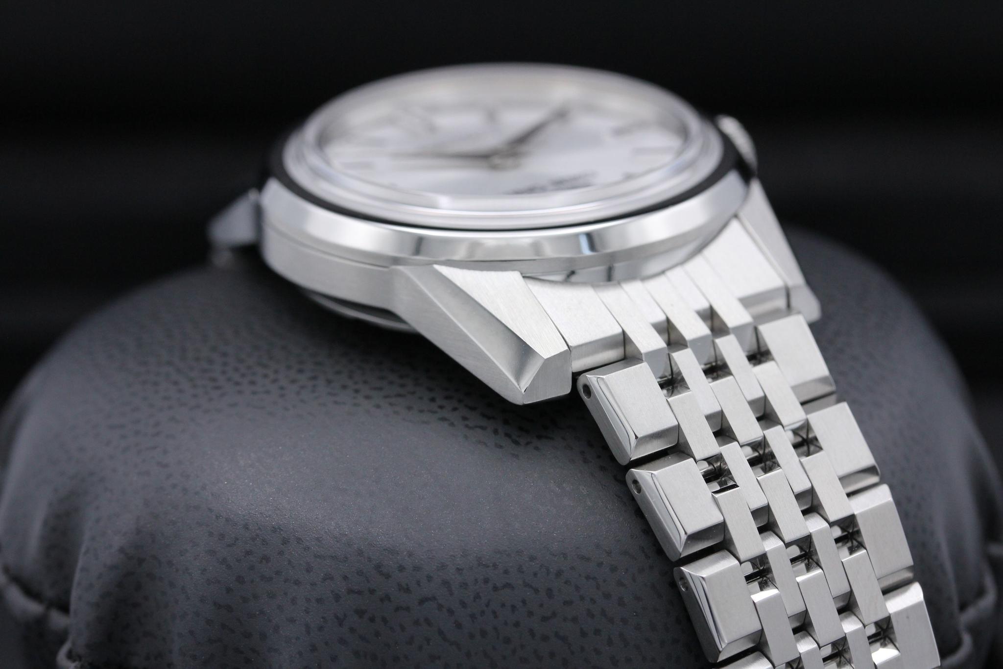 Watch Image 6