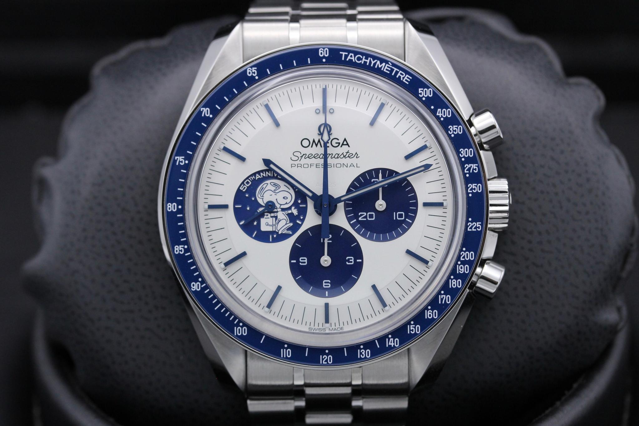 Omega Speedmaster Moonwatch Snoopy 310.32.42.50.02.001