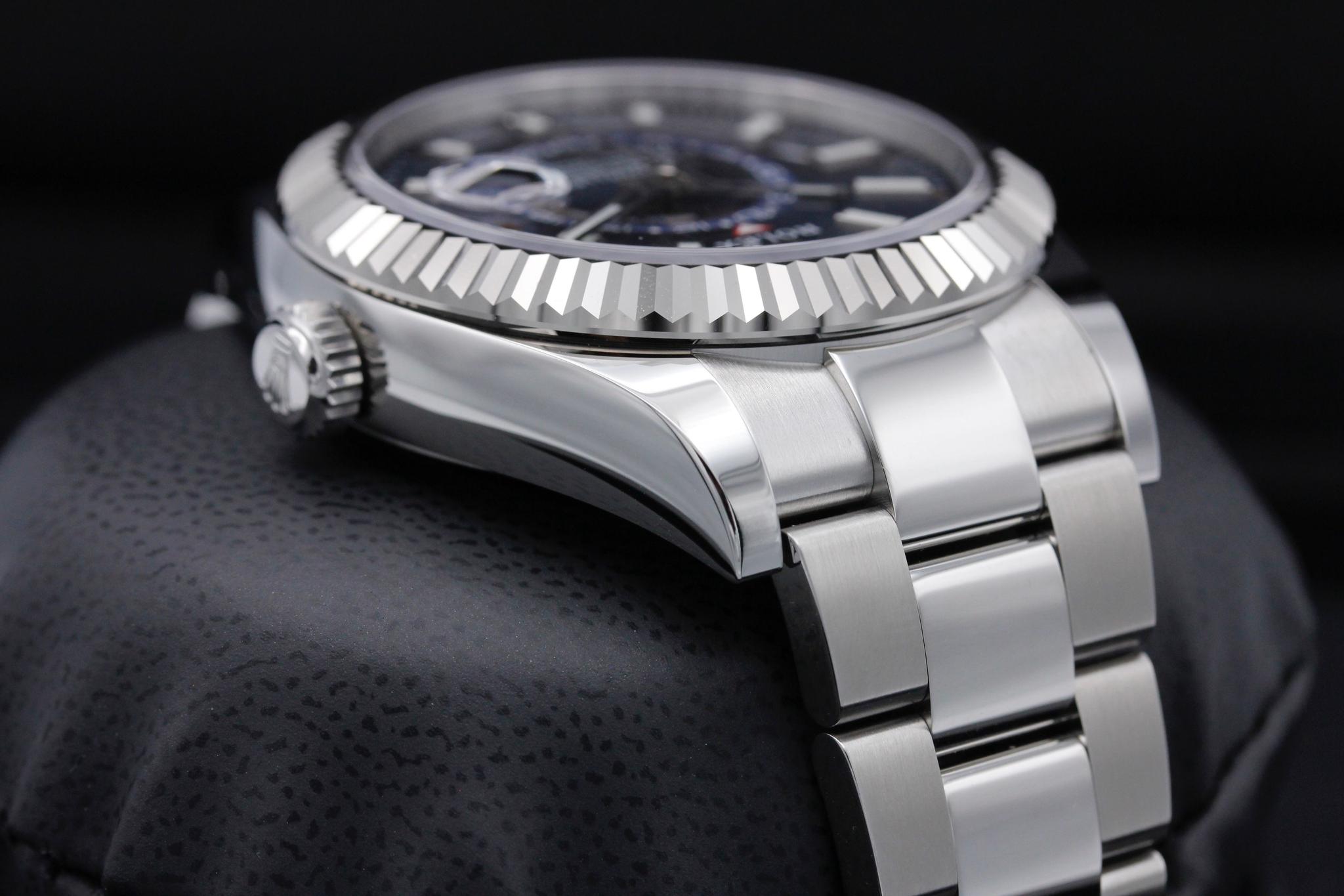 Watch Image 4