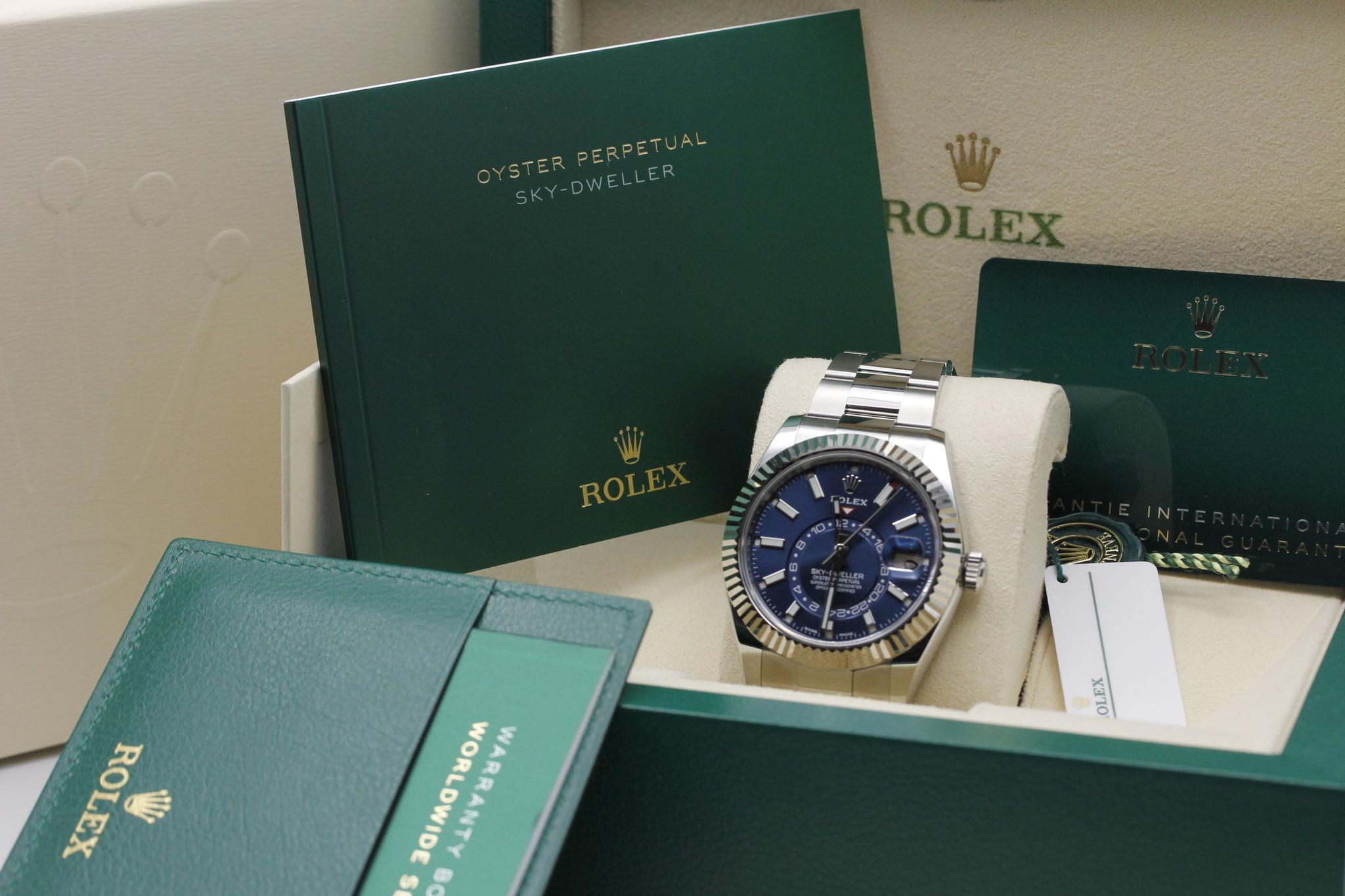 Watch Image 11