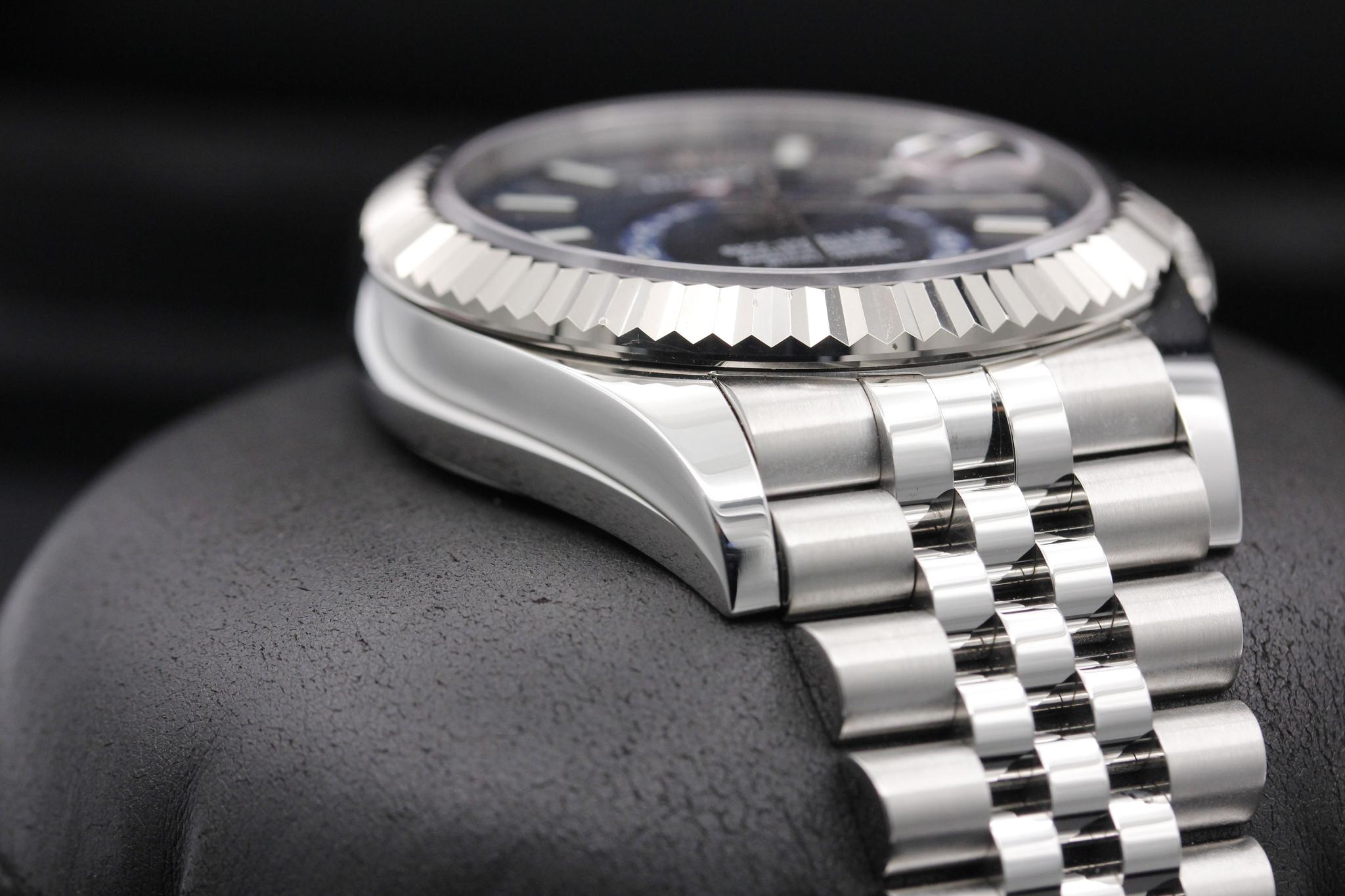 Watch Image 6