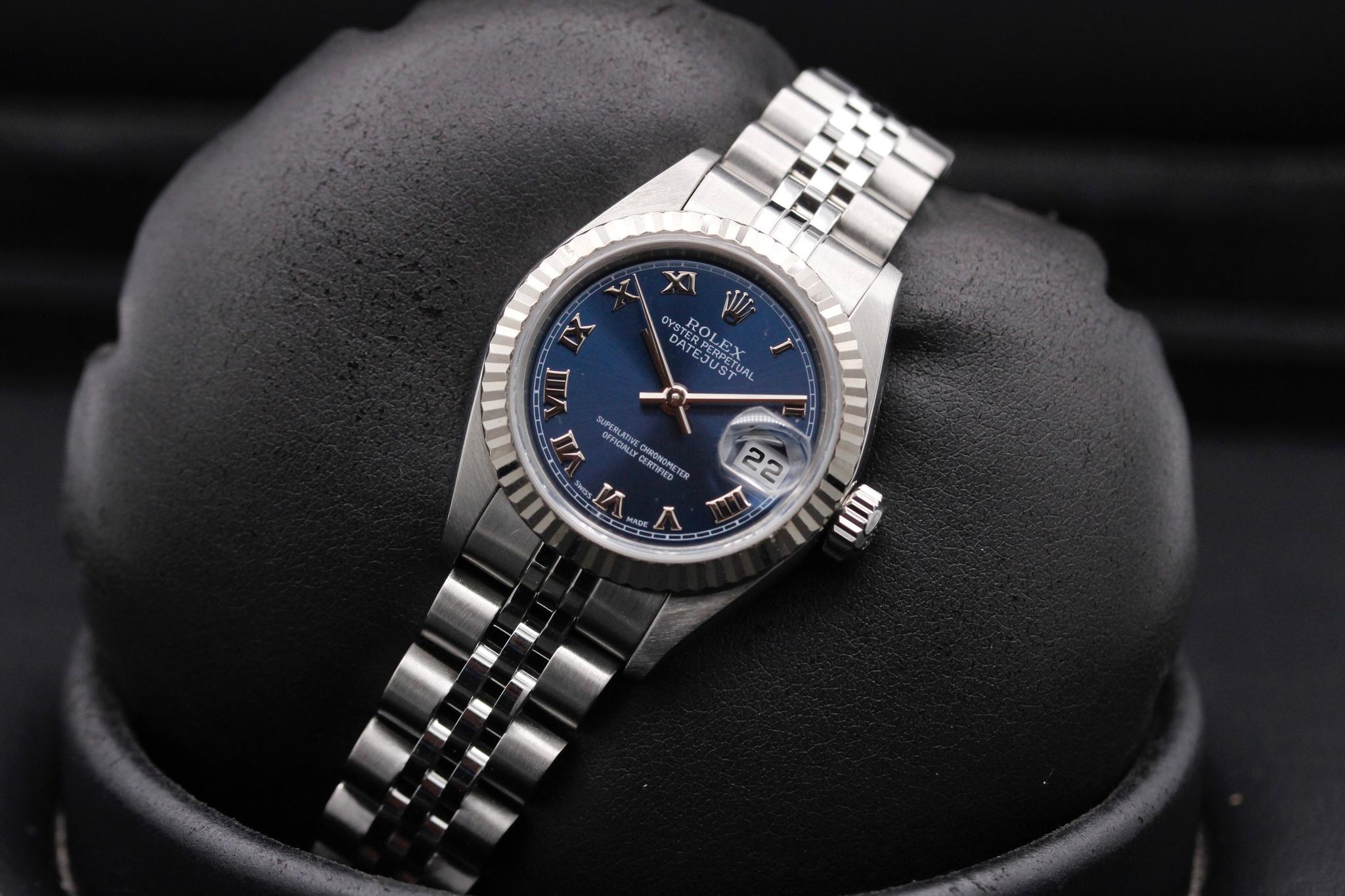 Watch Image 10