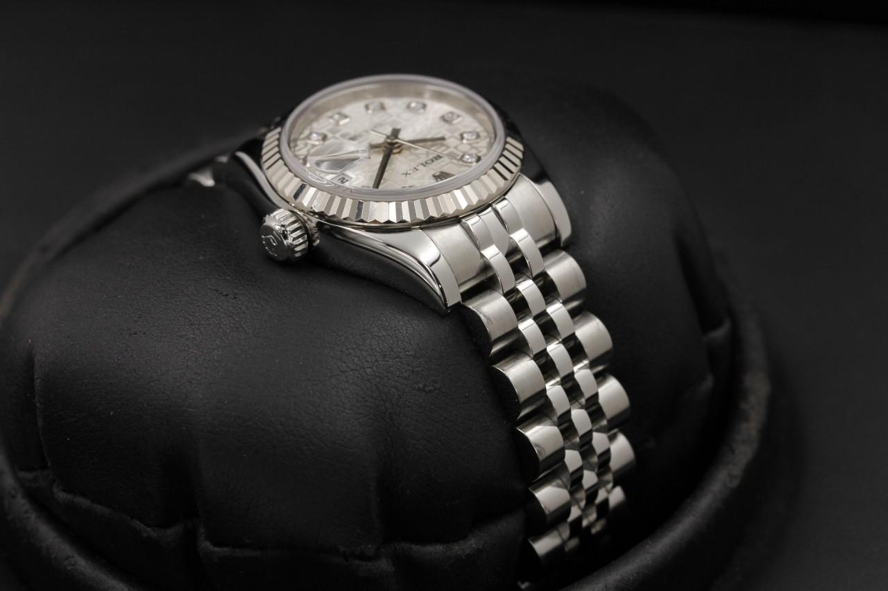 Watch Image 4