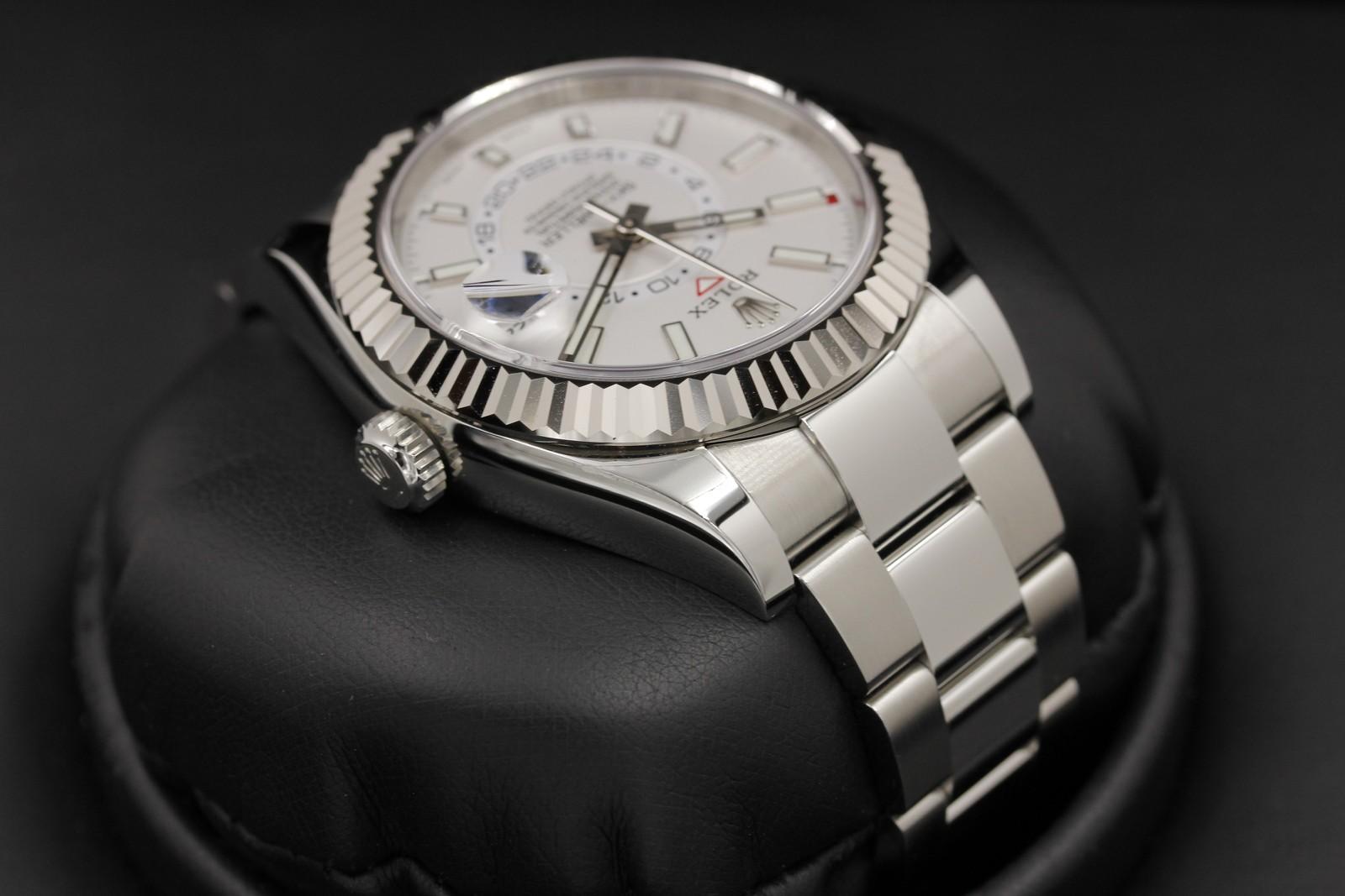 Watch Image 4