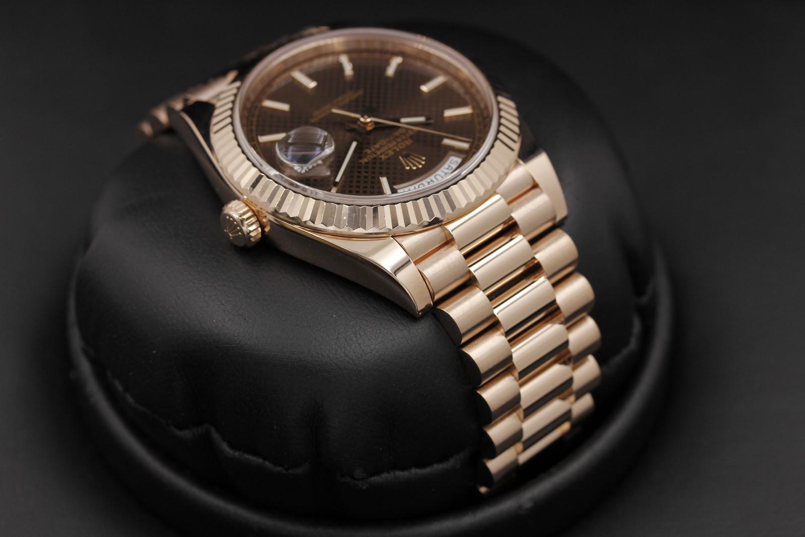Watch Image 4
