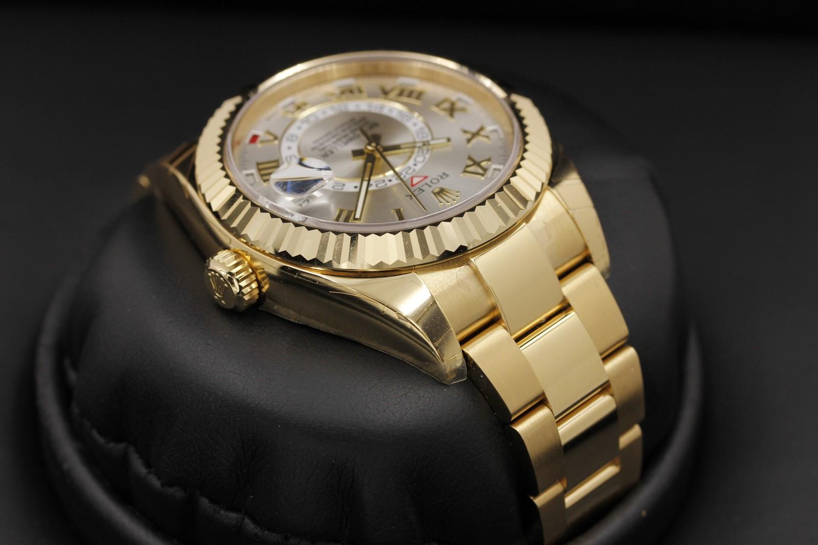Watch Image 4