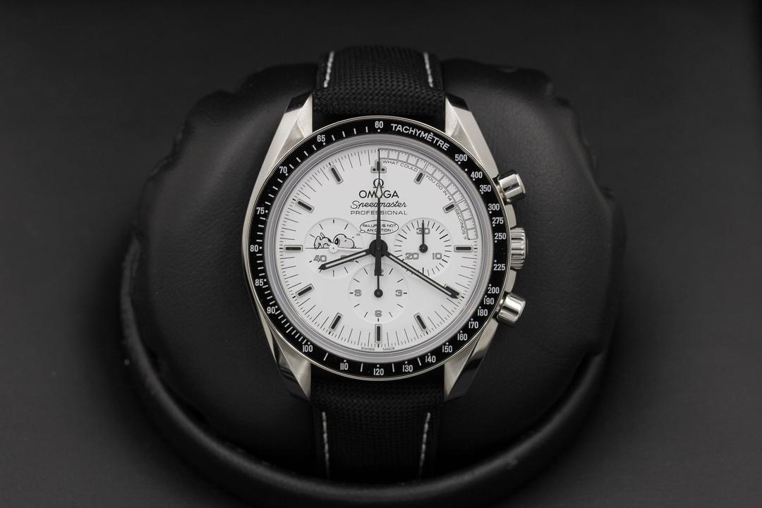 Omega Speedmaster Moonwatch "Snoopy" 311.32.42.30.04.003