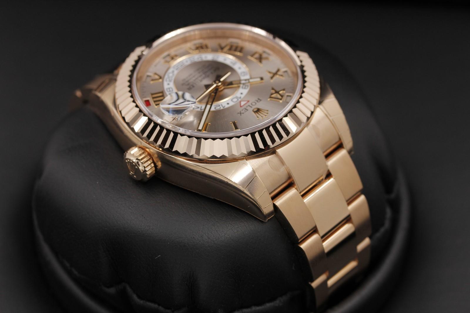 Watch Image 4