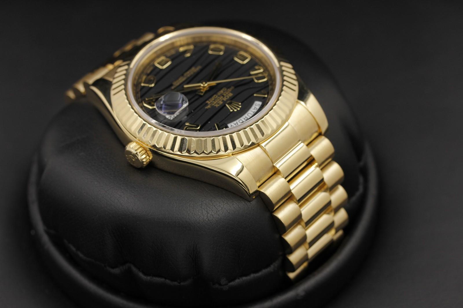 Watch Image 4
