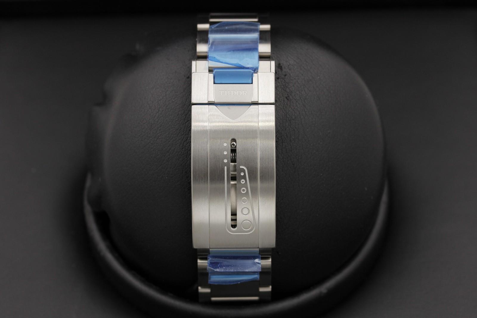 Watch Image 6