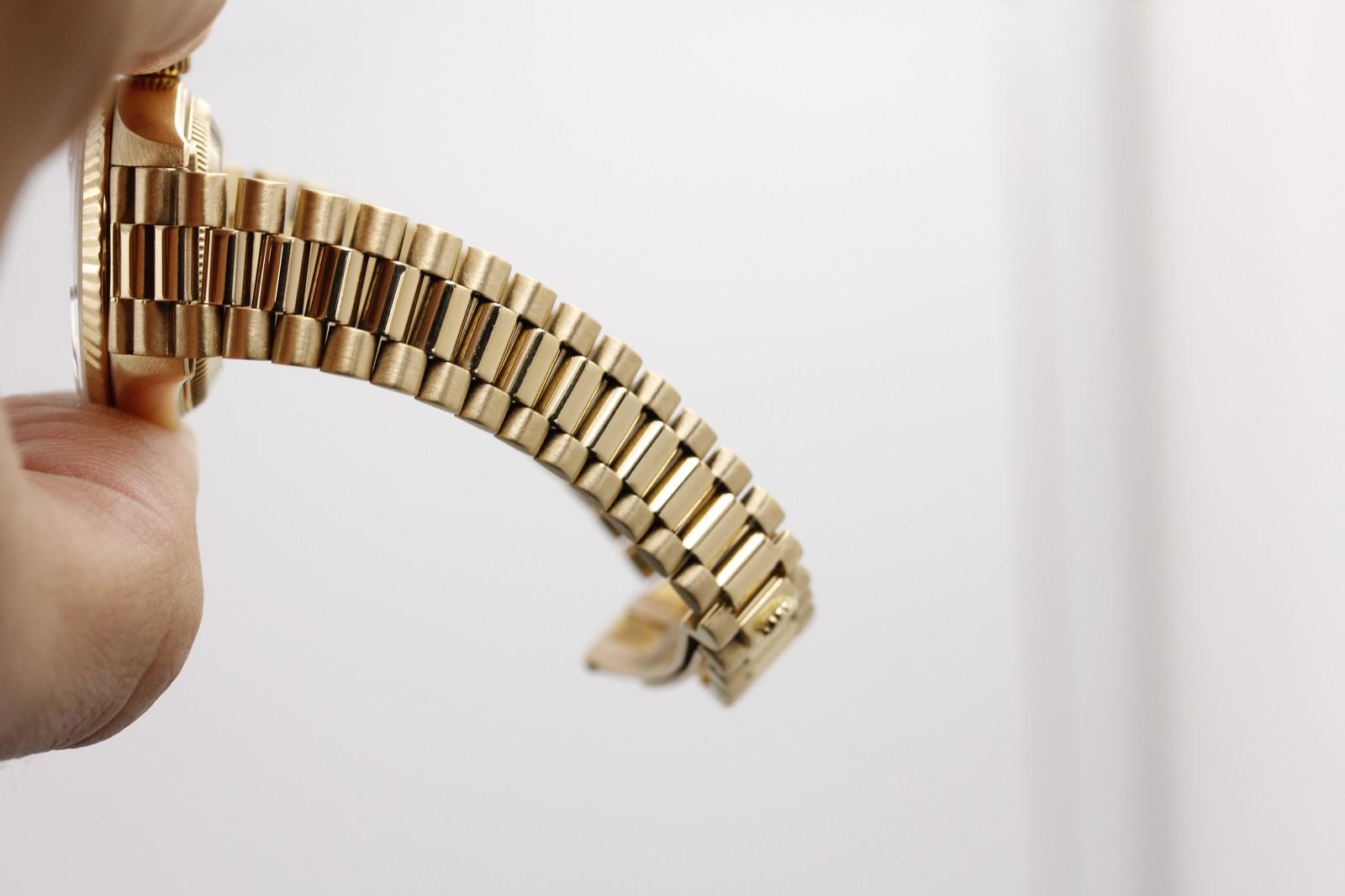 Watch Image 12