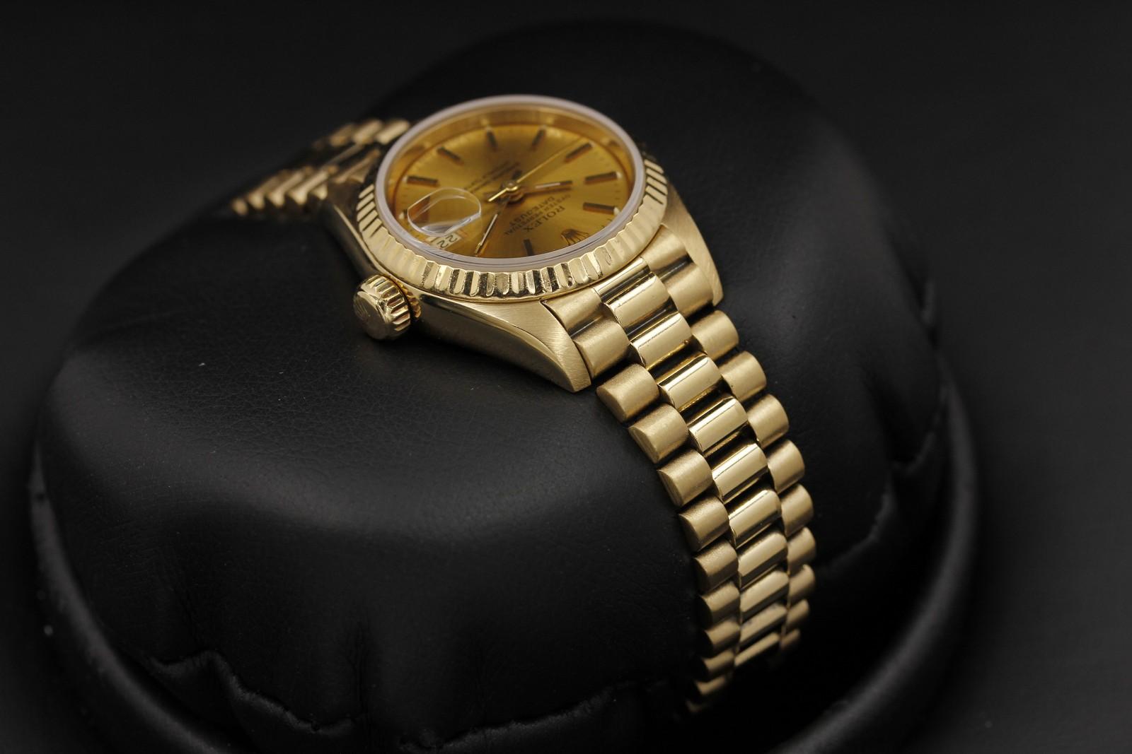 Watch Image 4