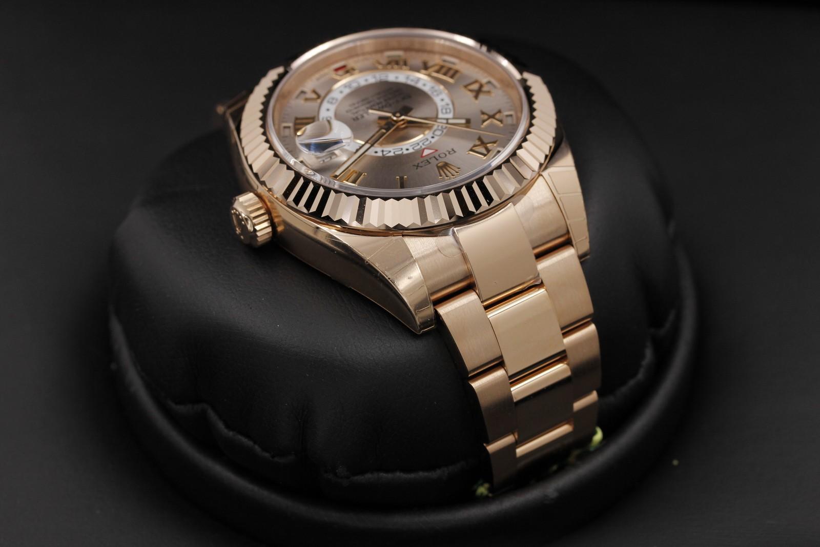 Watch Image 4